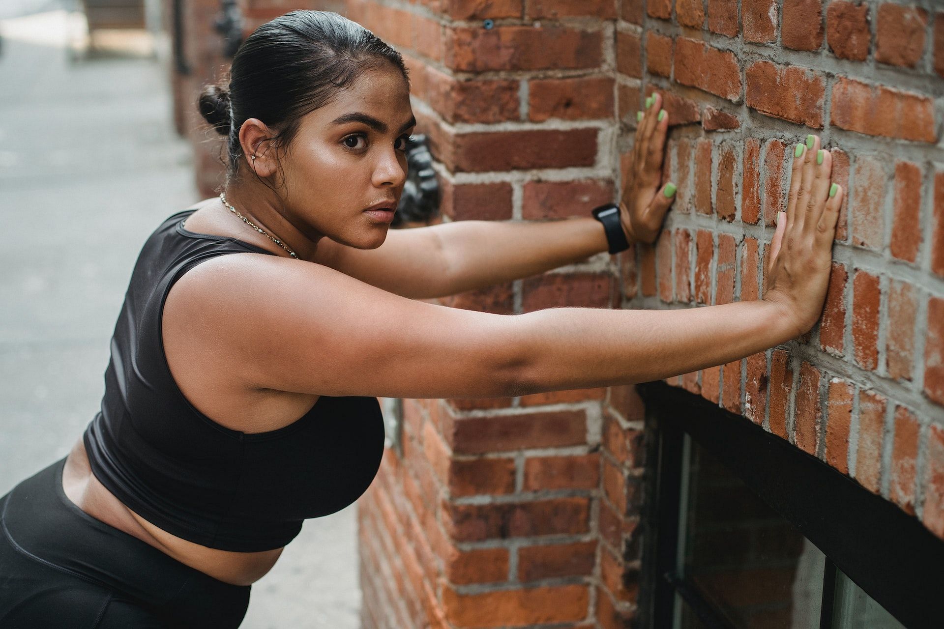 Wall ab workouts are one of the easiest ways to start with core training. (Photo via Pexels/Ketut Subiyanto)