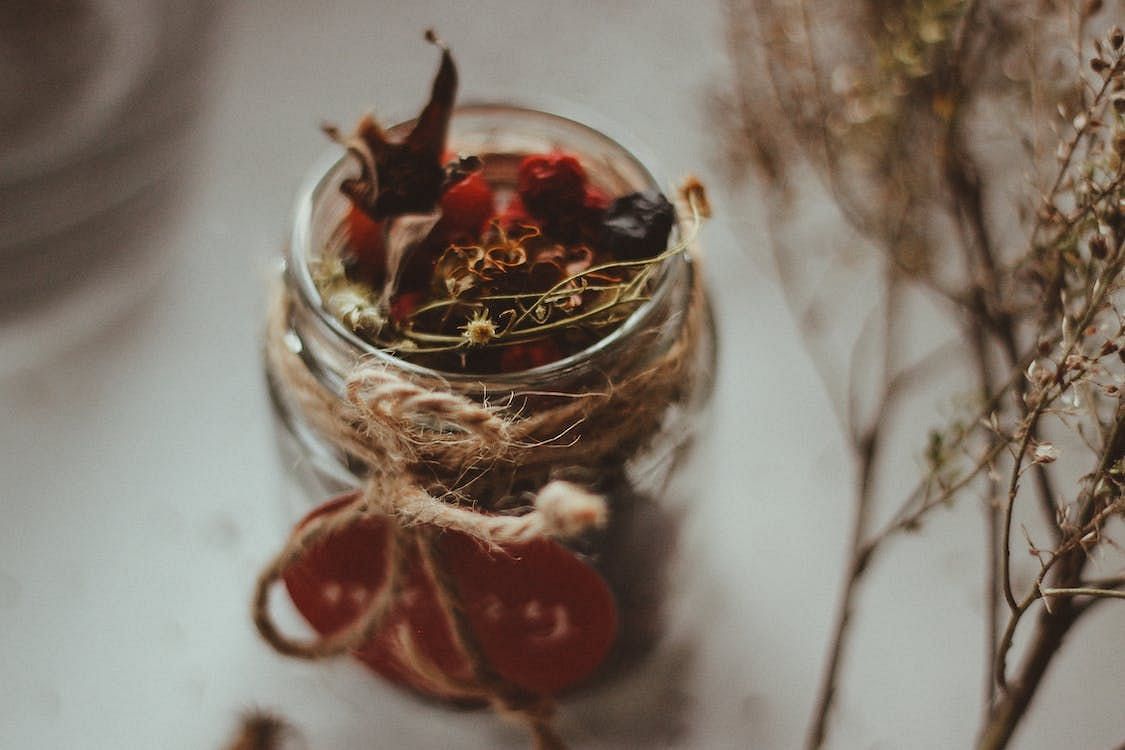 Research suggests that certain herbs for anxiety, such as chamomile and lavender, have soothing and anxiety-reducing properties. (Katya/ Pexels)