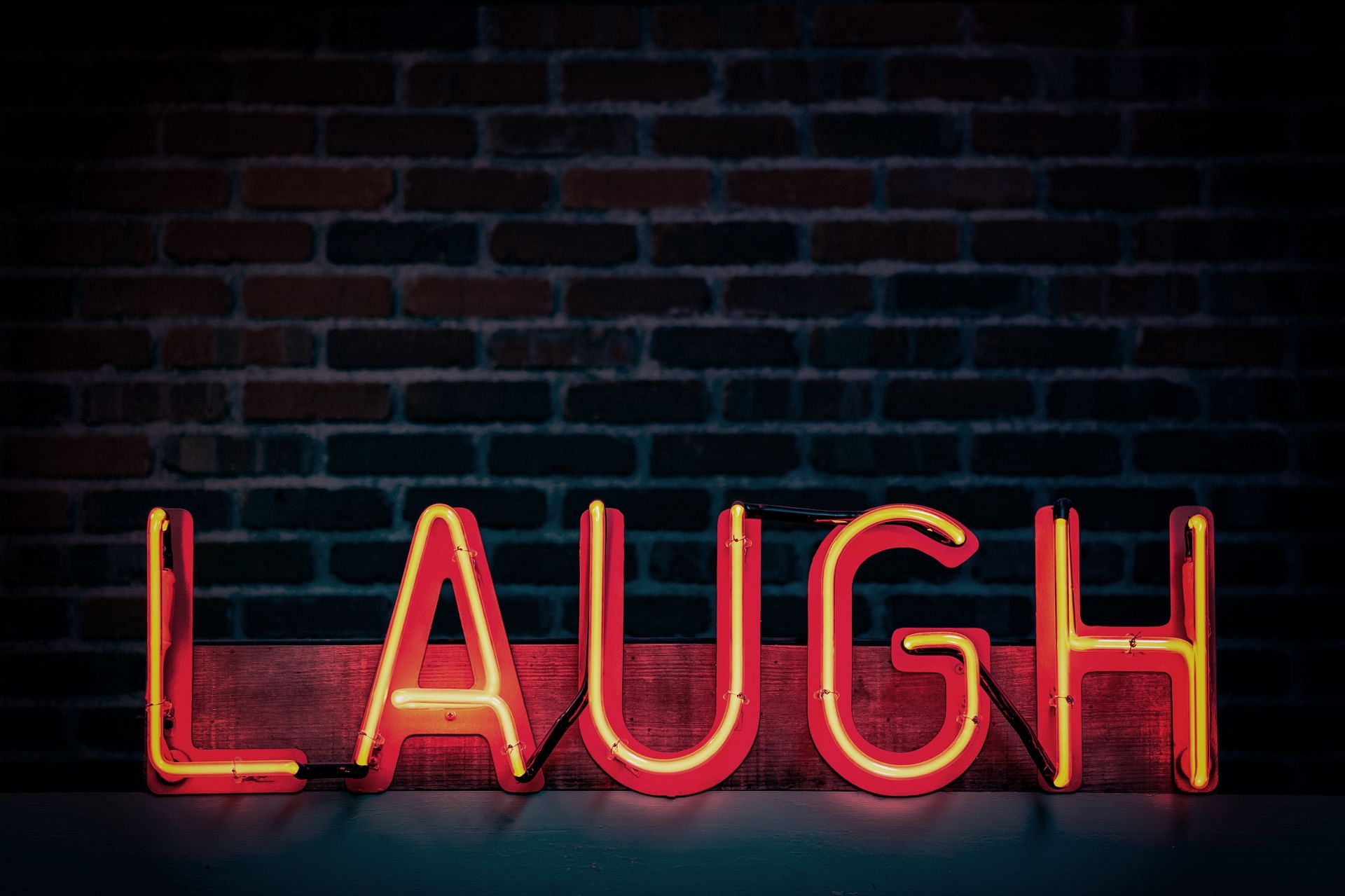 Laughing helps in increasing oxygen intake. (image via pexels / tim)