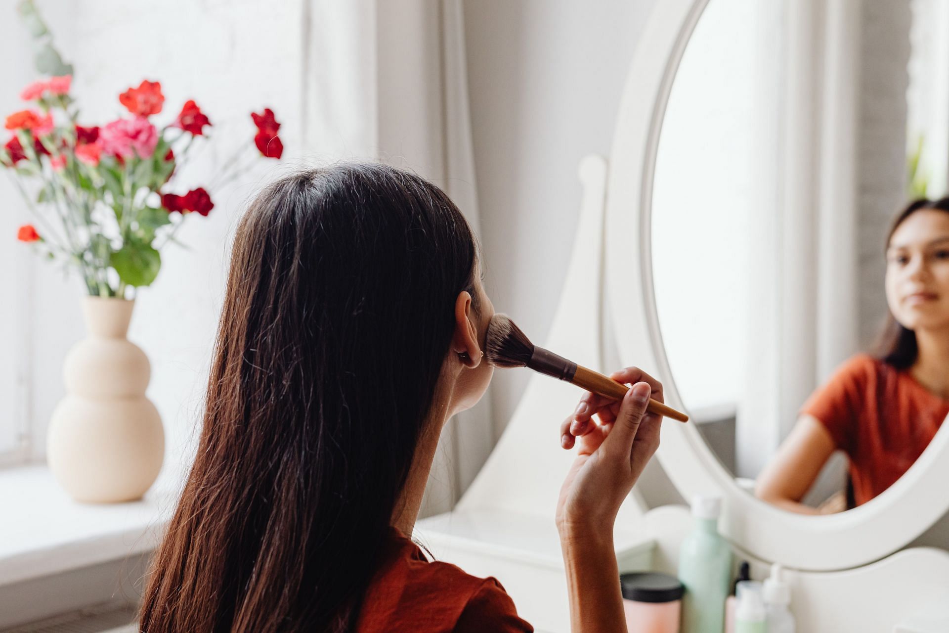 Remember these makeup tips when looking for oil-free skin (Image via Pexels)