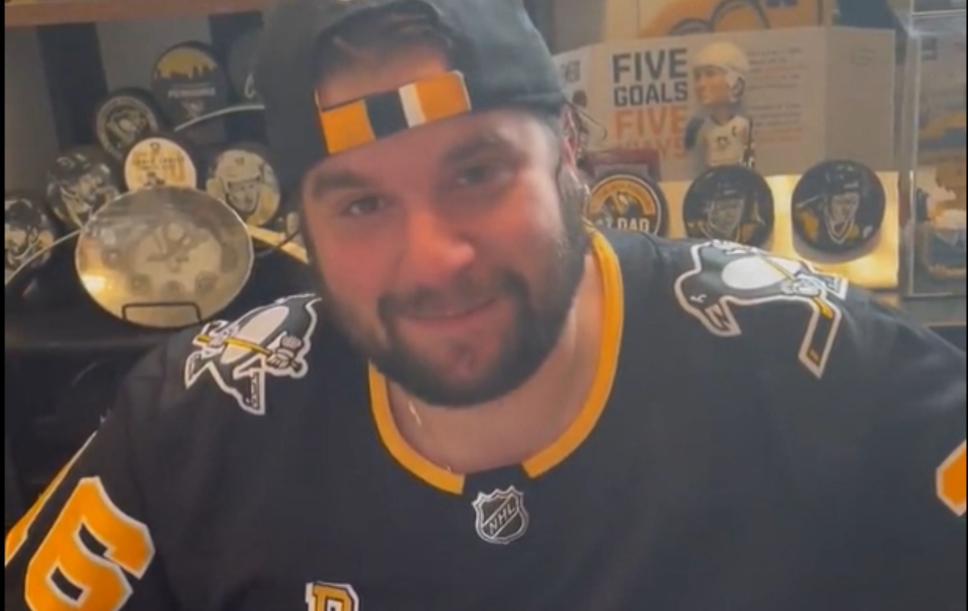 Penguins fan, found a unique way of gender reveal of her baby