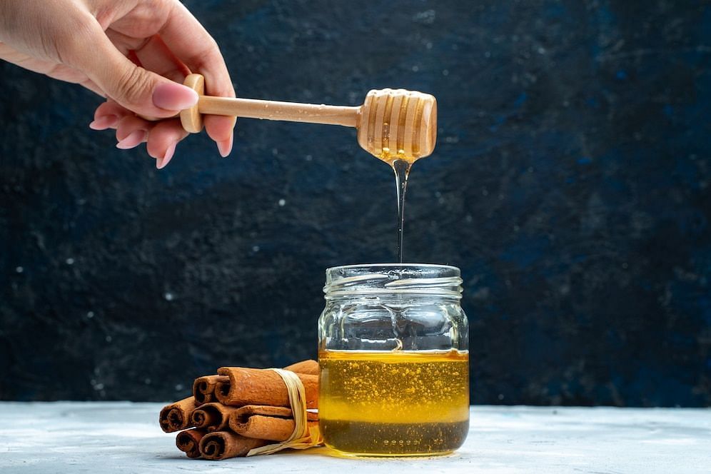 Honey vs sugar (Image via freepik/kamranaydinov)