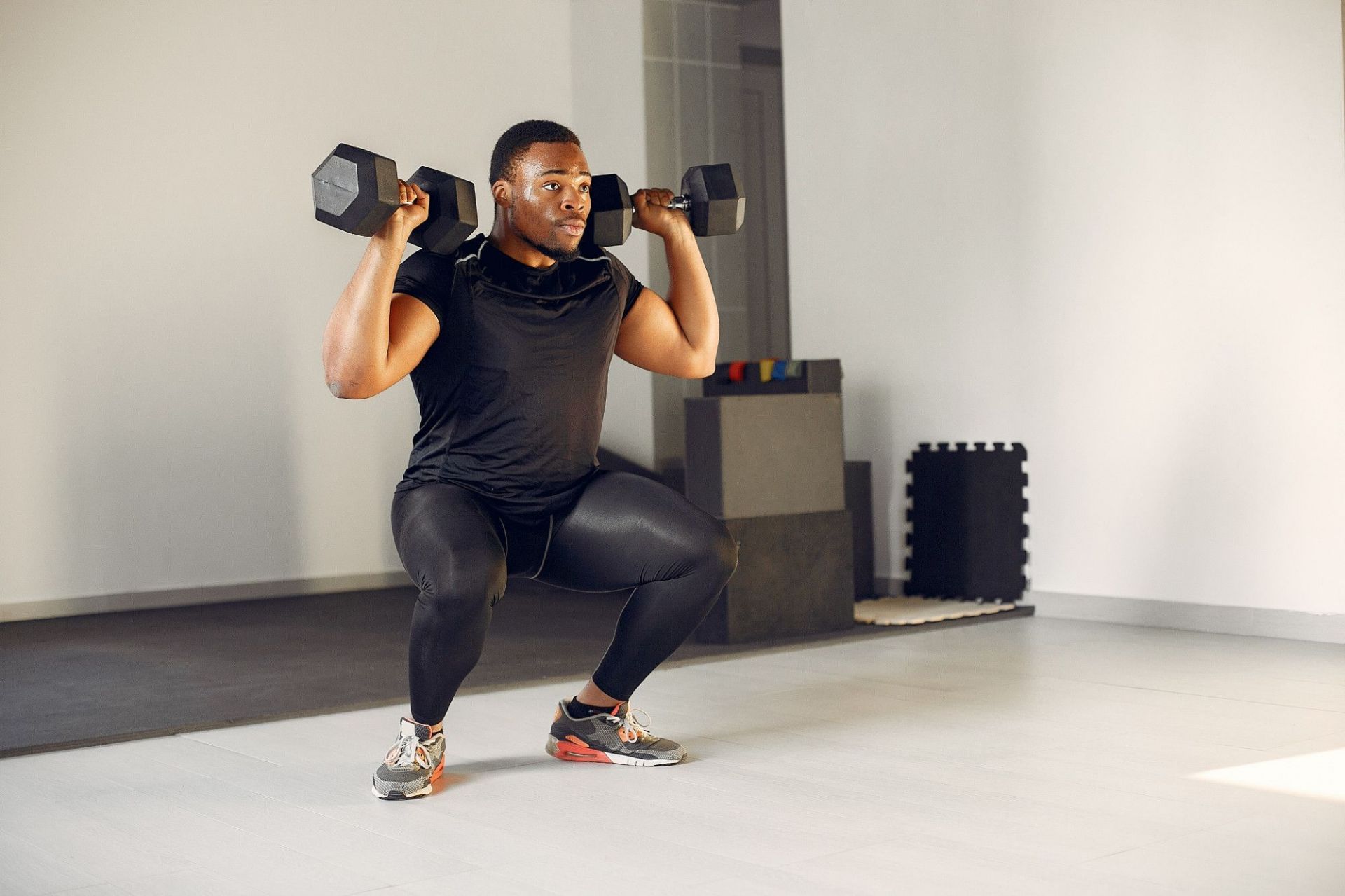 What Are Dumbbell Sumo Squats? (Image via Freepik)