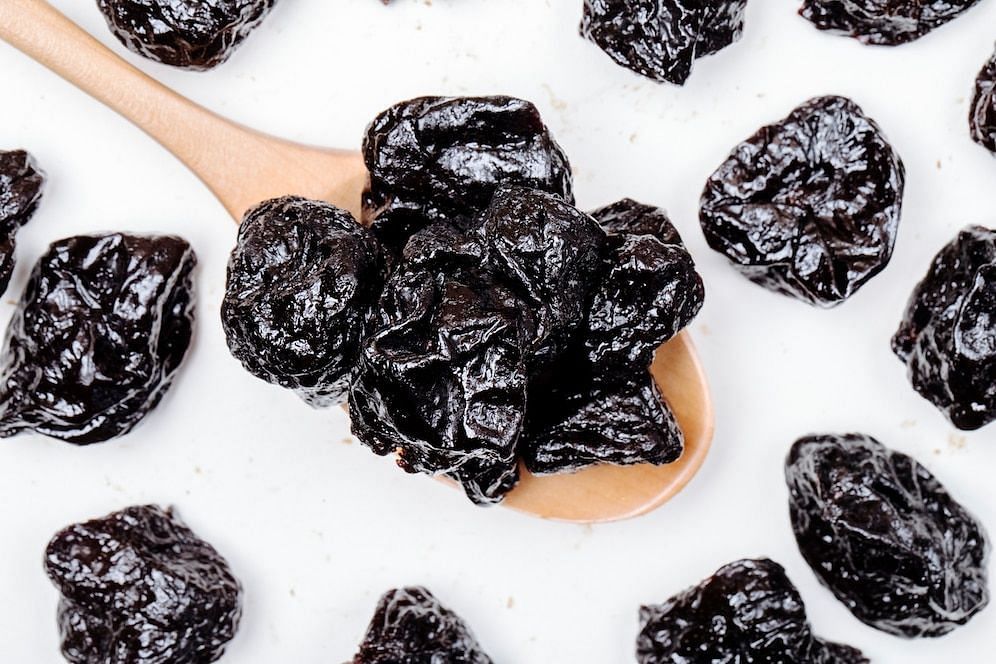 Fitting prunes in your daily meals (Image via freepik/stockking)