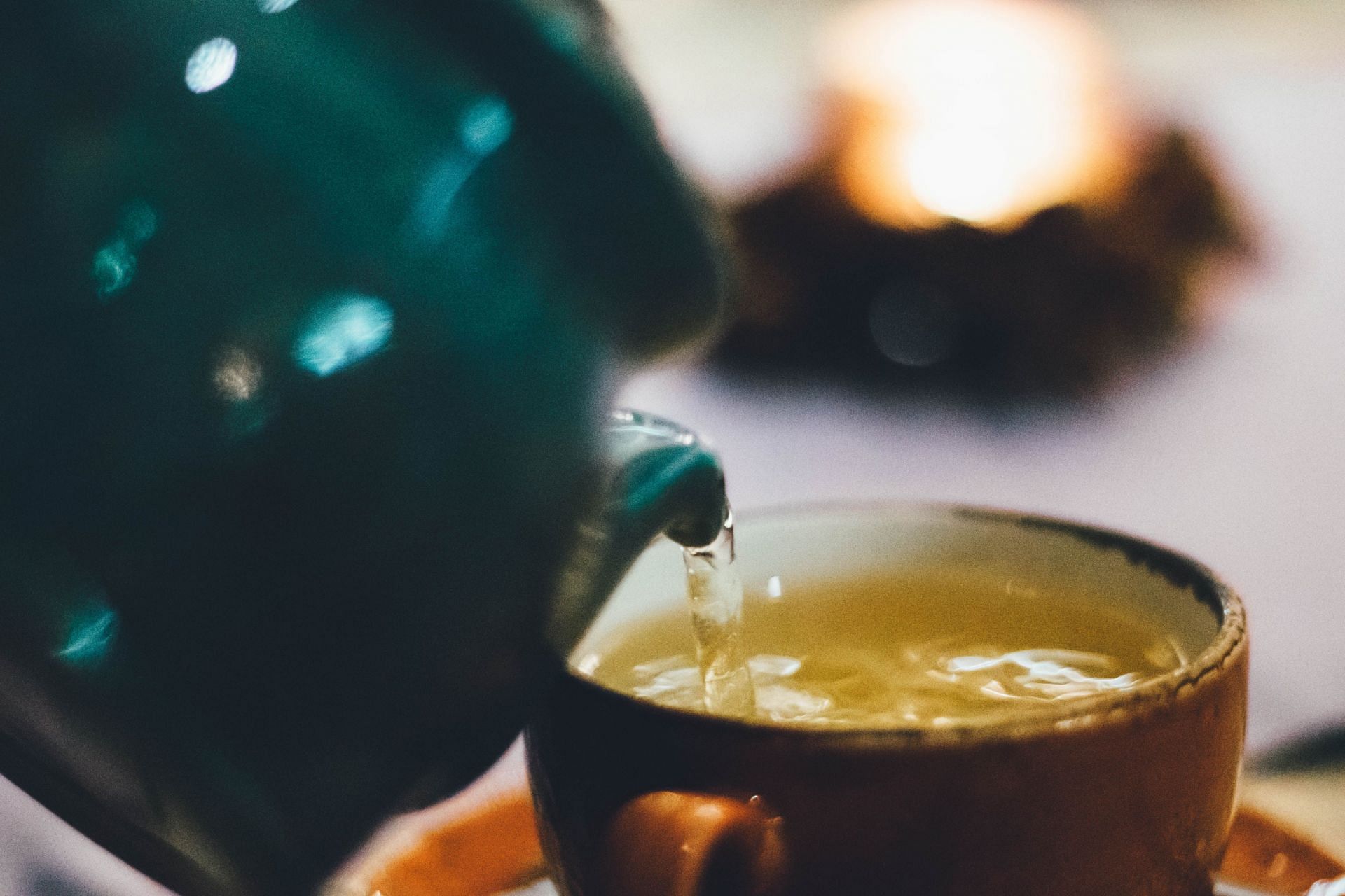 Drinking green tea might cause liver damage. (image via pexels / maria tyutina)