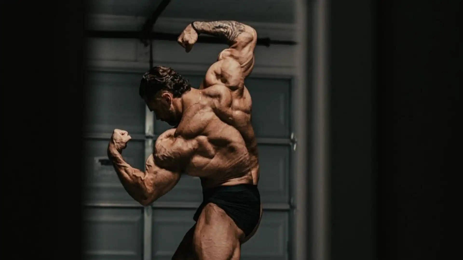 Chris Bumstead workout routine for boulder shoulders. (Image via Wallpapers.com/ linkloss)