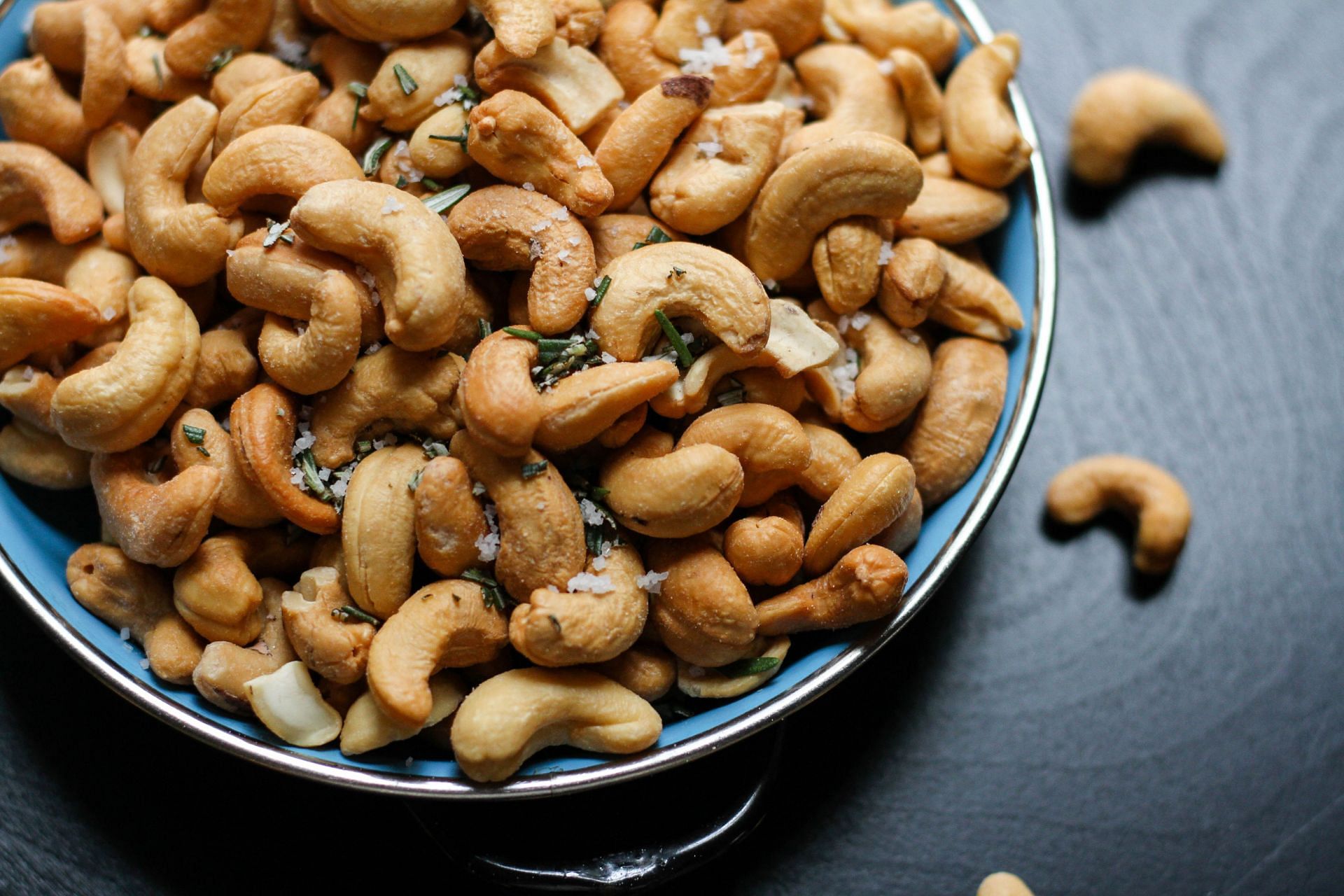 Benefits of eating cashews. (Image via Unsplash/ Jenn Kosar)