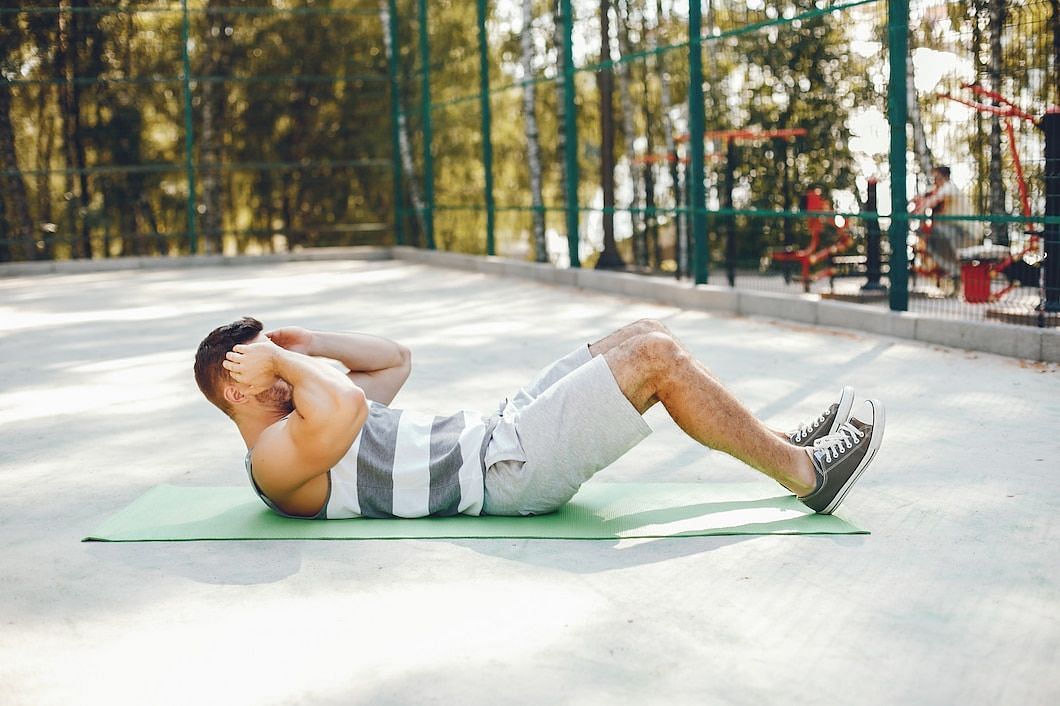 Certain conditions require avoiding crunches. (Image via Freepik/Prostooleh)