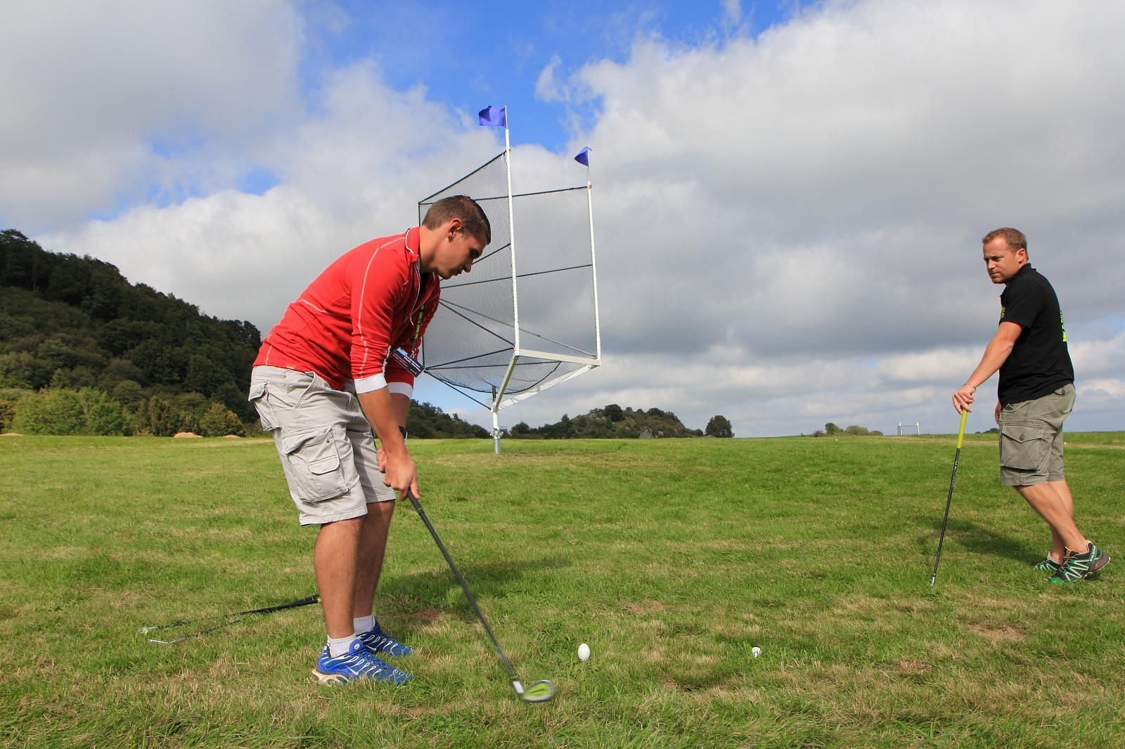 Golfer training the right possition to hit the ball. This is essential to avoid double cross (Image via tourisme-en-france.com).
