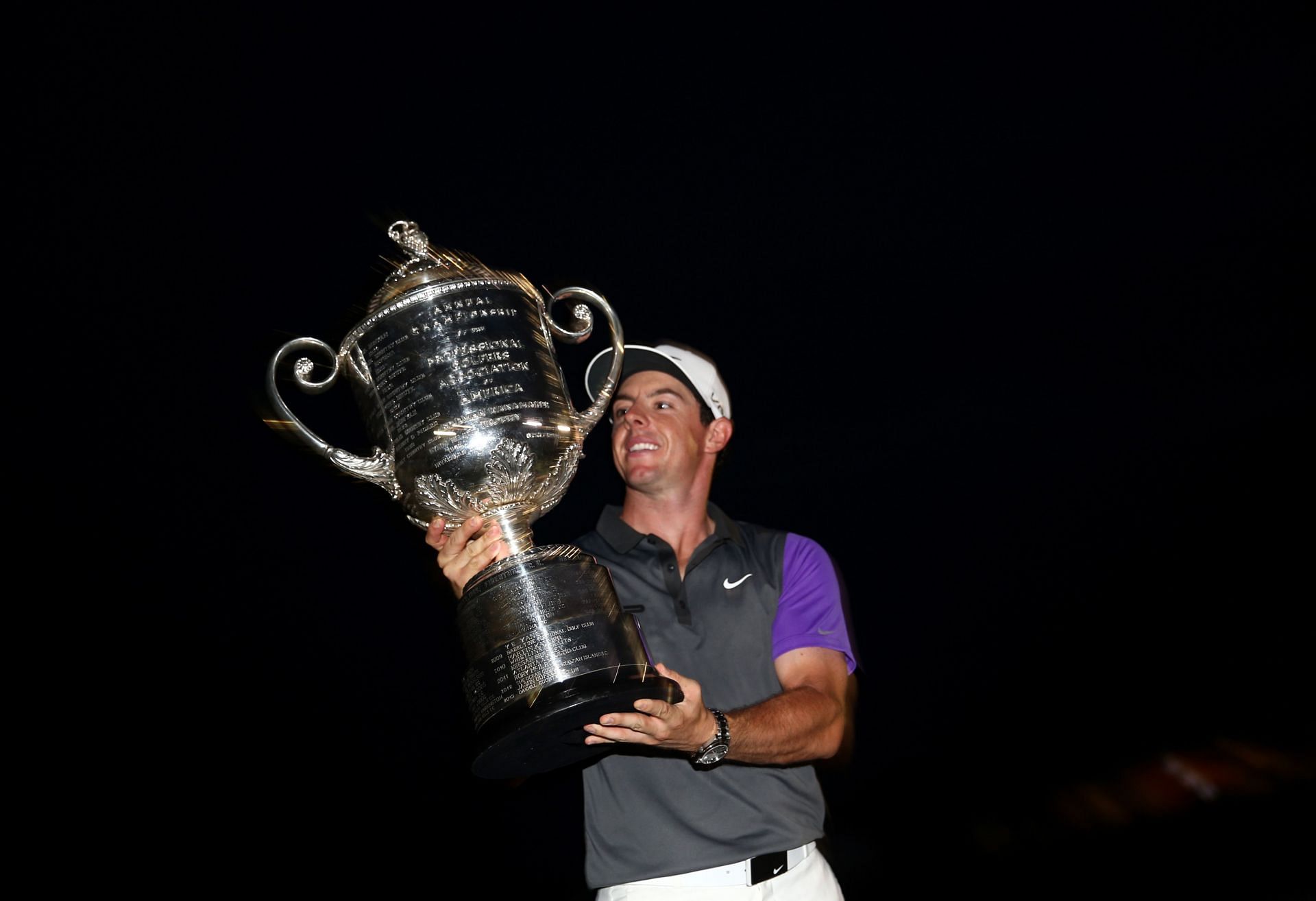 Rory McIlroy holding his last (to date) Major trophy at the 2014 PGA Championship. (Image via Getty).