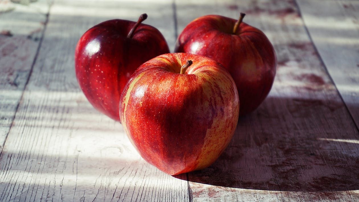 The benefits of apples are numerous, making them an excellent addition to any healthy diet. (Suzy Hazelwood/ Pexels)