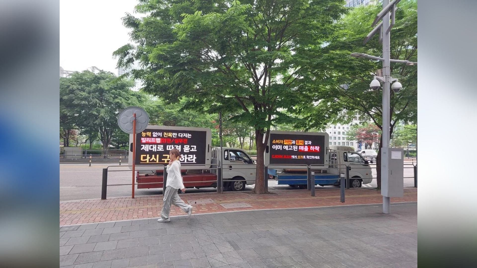 New protest trucks sent by Chinese ENGENEs (Image via theqoo)