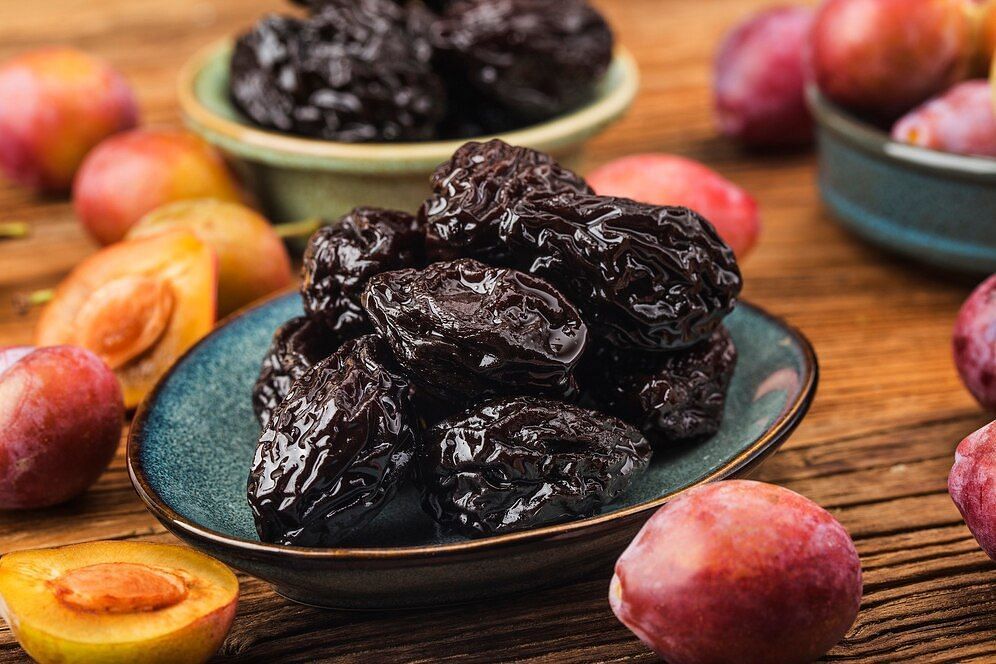 How many prunes to eat (Image via freepik/dashu83)