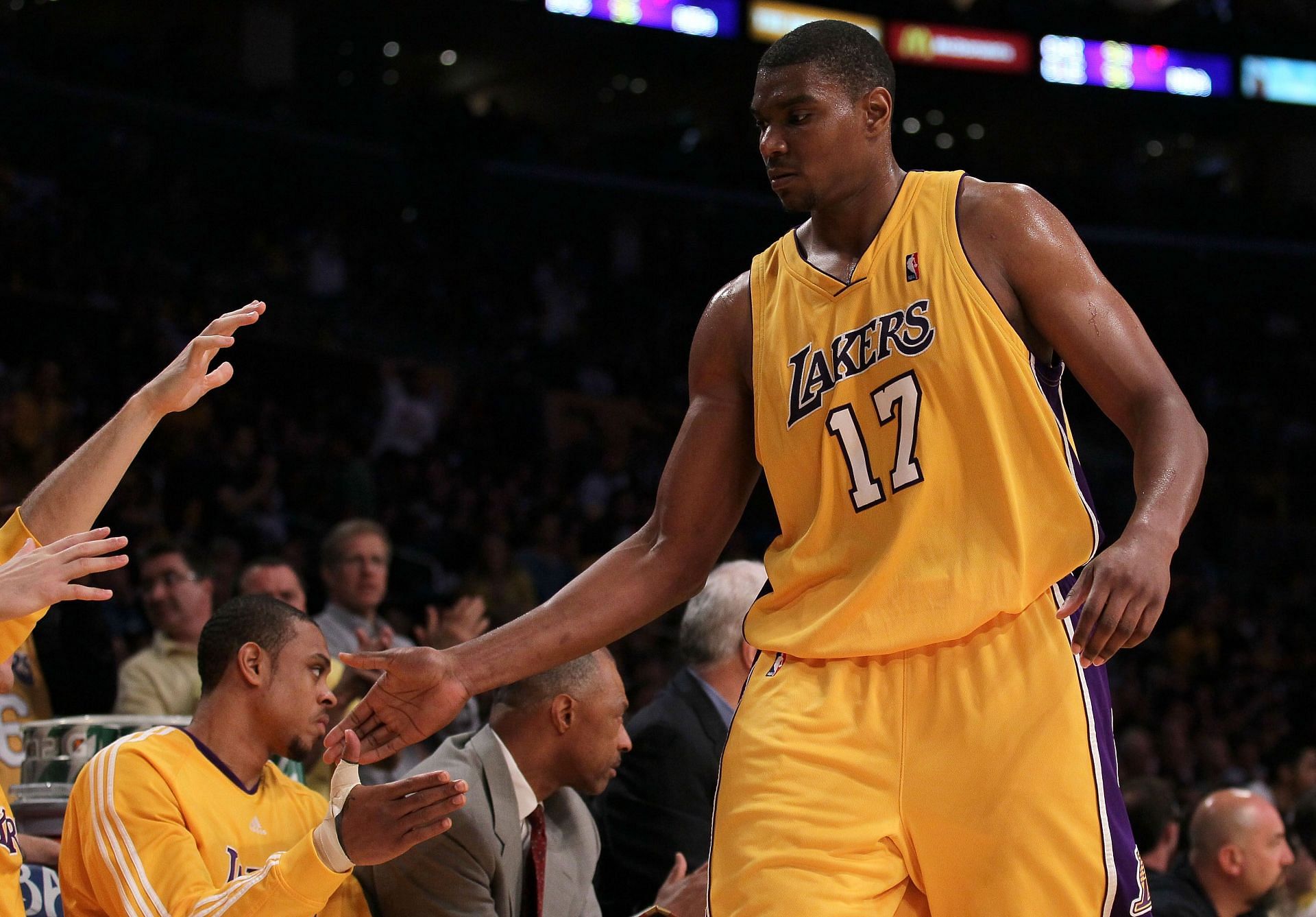 Bynum was another dominant inside player (Image via Getty Images)
