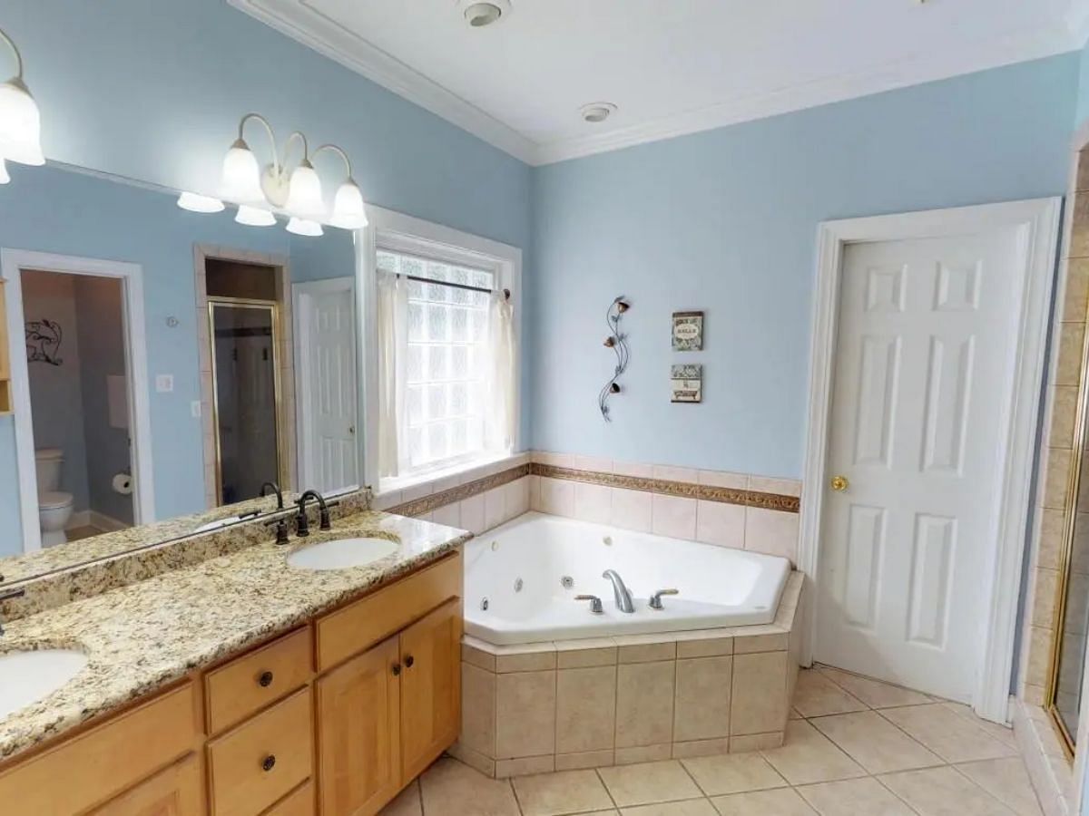 The master bathroom of the house (Image via Multiple Listing Service/MLS)