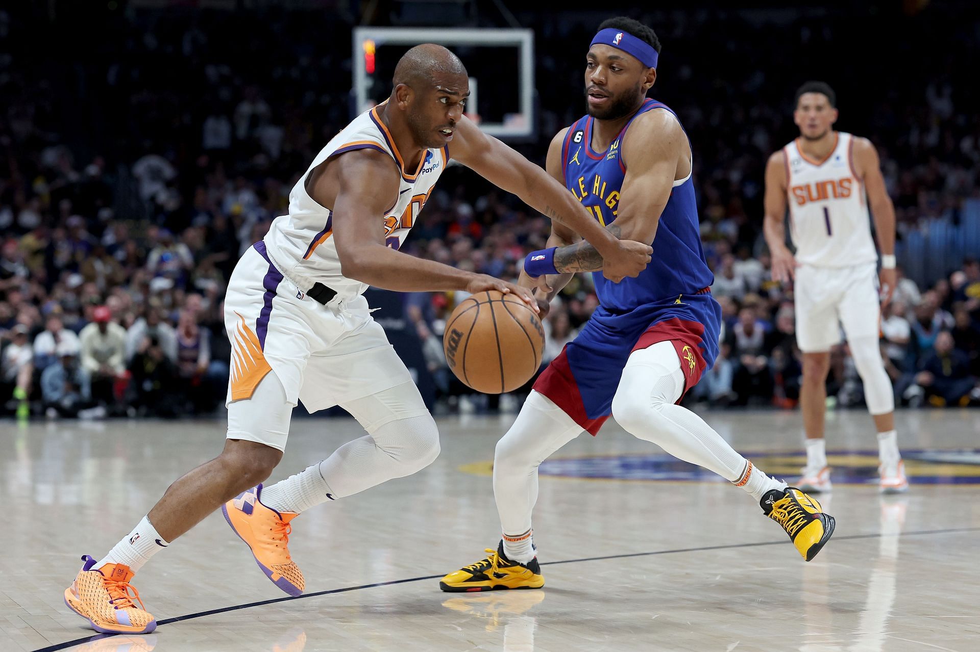 The Chris Paul injury update is not very positive for the Suns (Image via Getty Images)