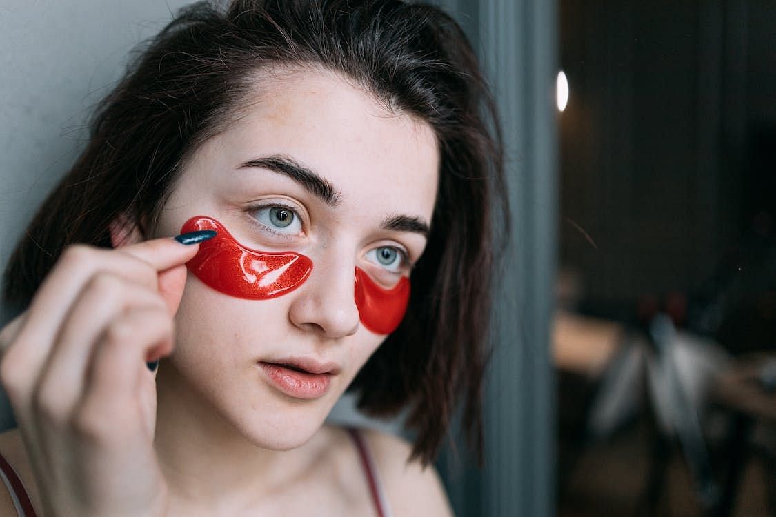 Tea bags possess the ability to minimize the visibility of dark circles and illuminate the under-eye area. (Ivan Samkov/ Pexels)