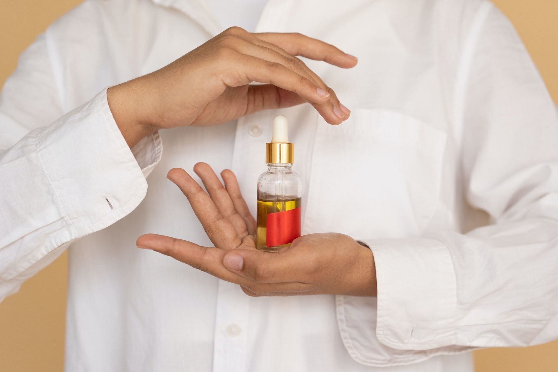 Castor oil packs can be beneficial for skin health. (Photo via Pexels/Mikhail Nilov)