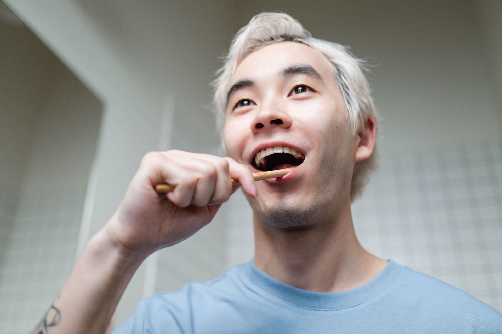 Benefits of baking soda water for oral health.  (image via pexels / ron lach)