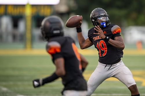 E Belleville Star QB Throwing a Pass