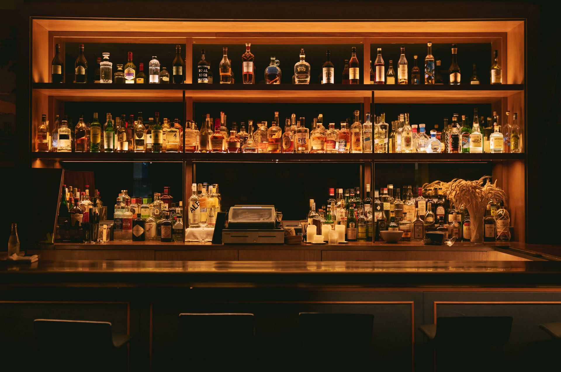 TikTok bartender under fire for presumably cheating customers(Photo by Edgar Chaparro on Unsplash)