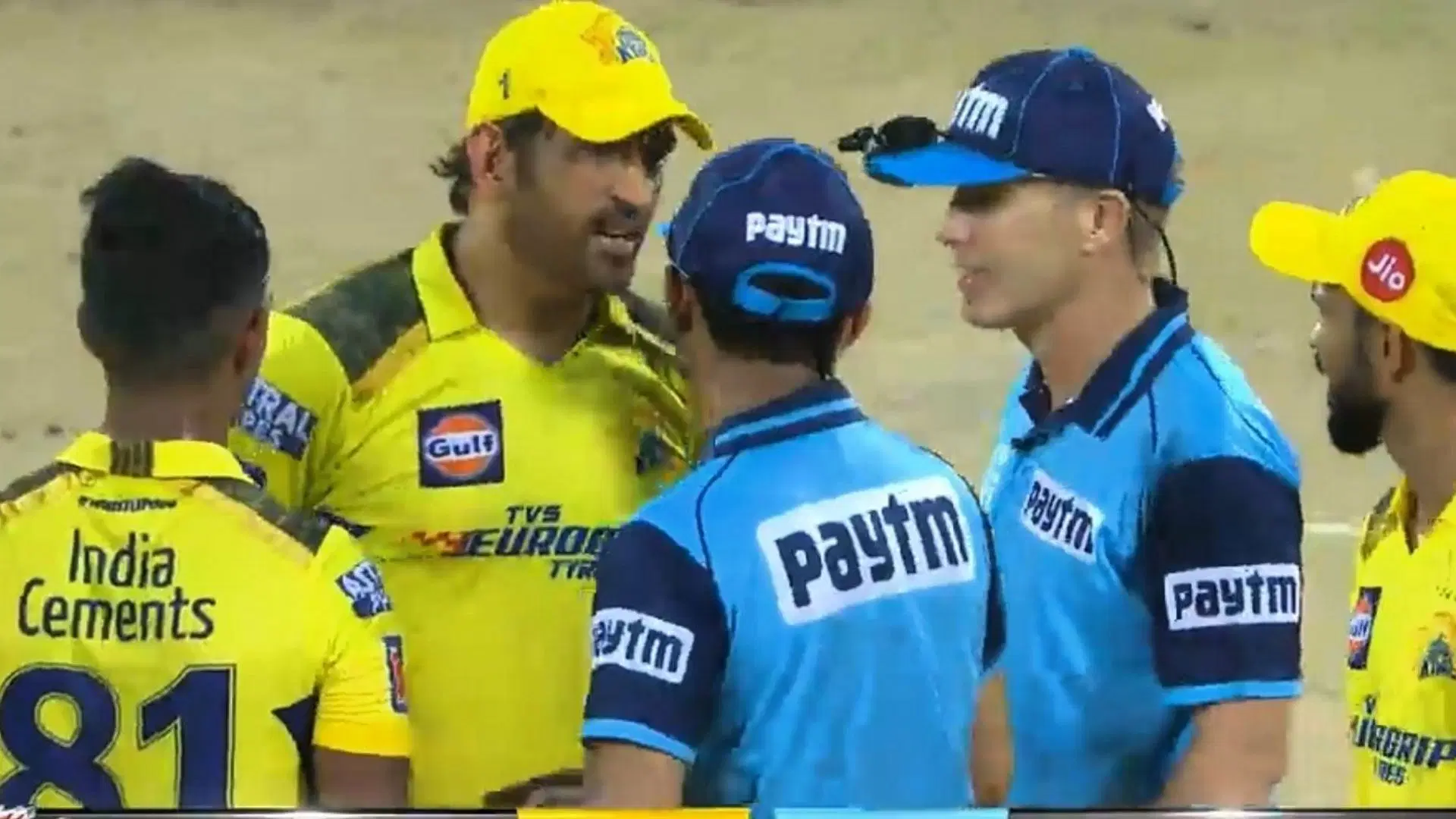 MS Dhoni had a long discussion with the umpires about Matheesha Pathirana not beign allowed to bowl (P.C.:Jio Cinema)