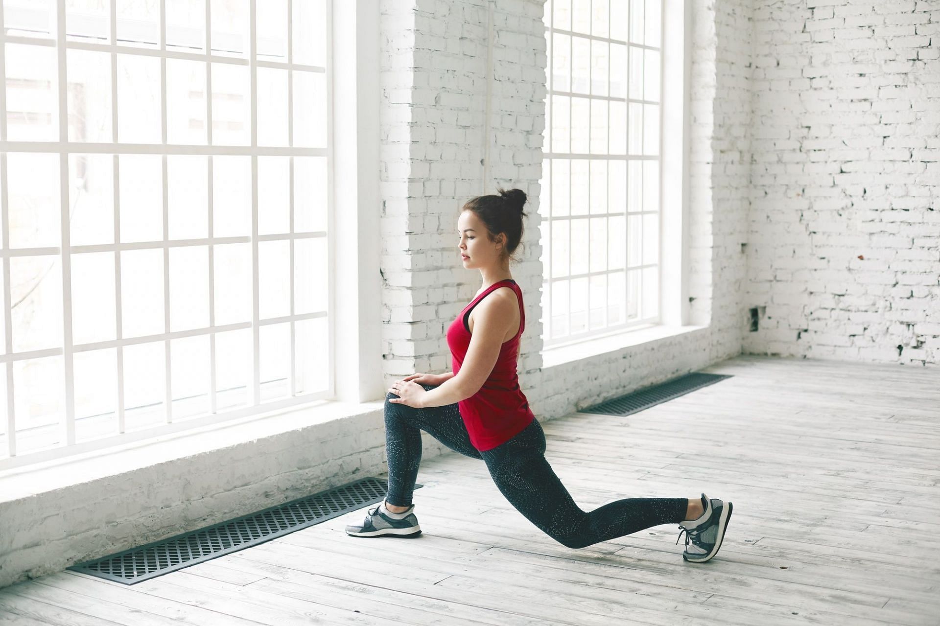 Front lunge with a twist. (Image via Freepik)