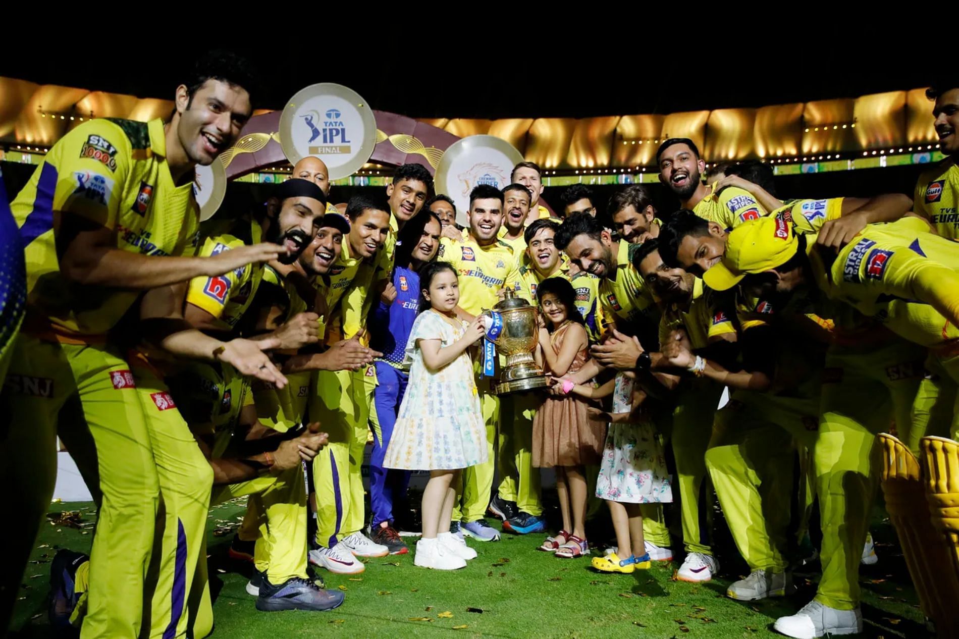 MS Dhoni&rsquo;s daughter Ziva poses with CSK players. (Pic: @ChennaiIPL/ Twitter)