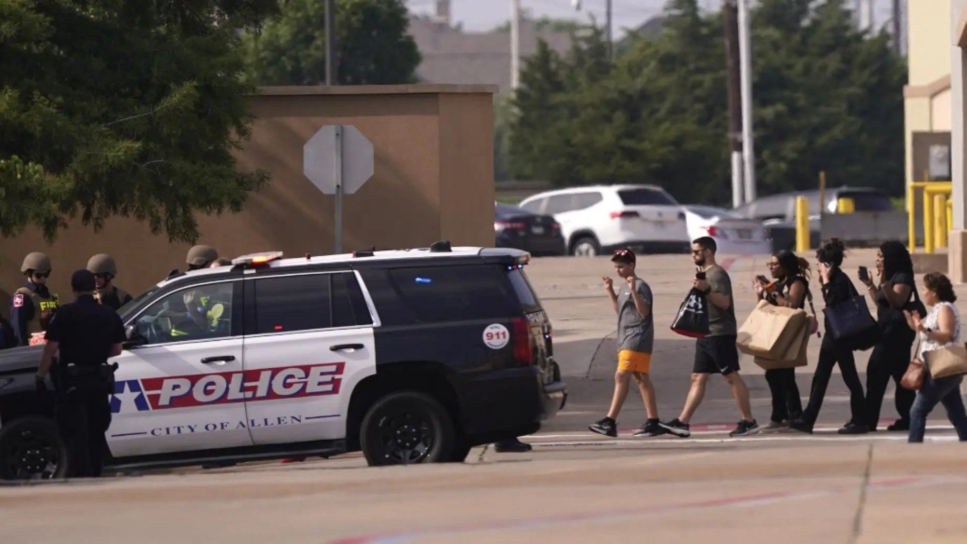 Police evacuating Allen shopping mall after mass shooting incident (Image via Martha Jane Adams/Twitter)