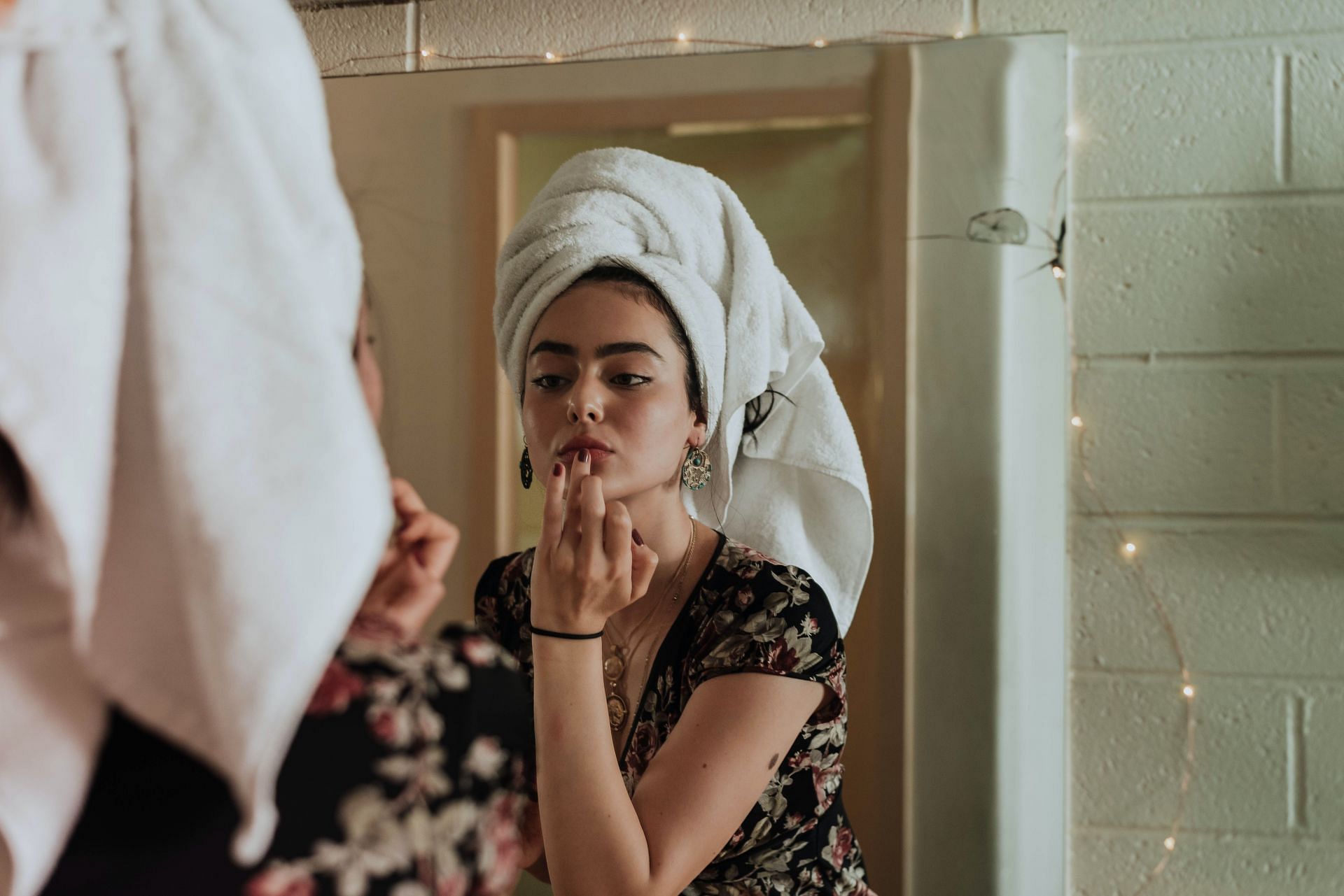 Niacinamide can protect the skin barrier. (Image via Unsplash/Kevin Laminto)