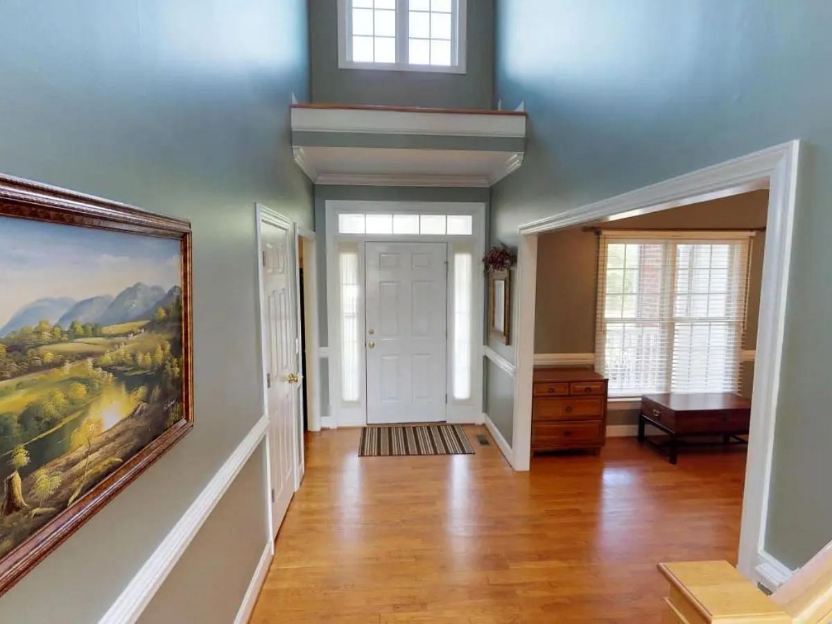 The foyer area or entrance of the house (Image via Multiple Listing Service/MLS)