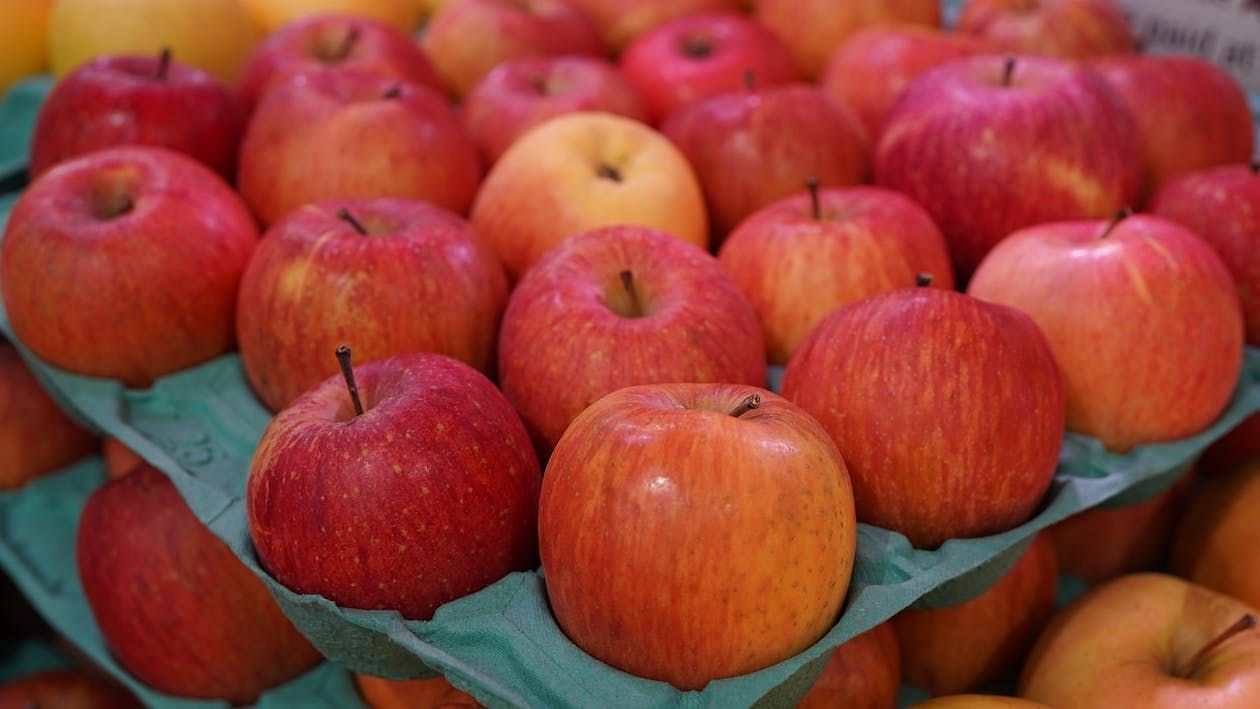 If you want to improve your heart health, don&#039;t overlook the benefits of apples. (Phiraphon srithakae/ Pexels)