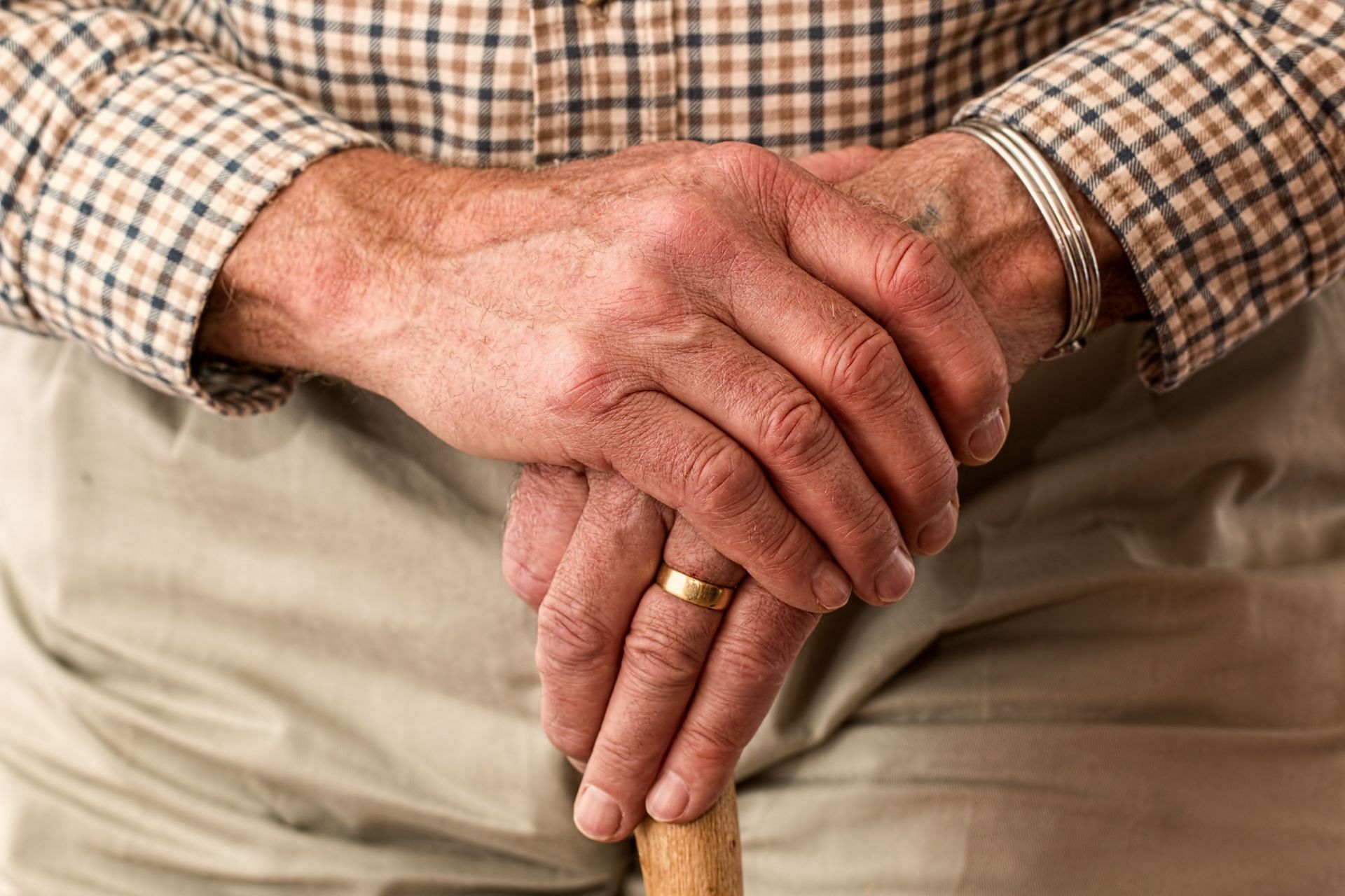 Aging is one of the common causes of dry skin (Image via Pexels)