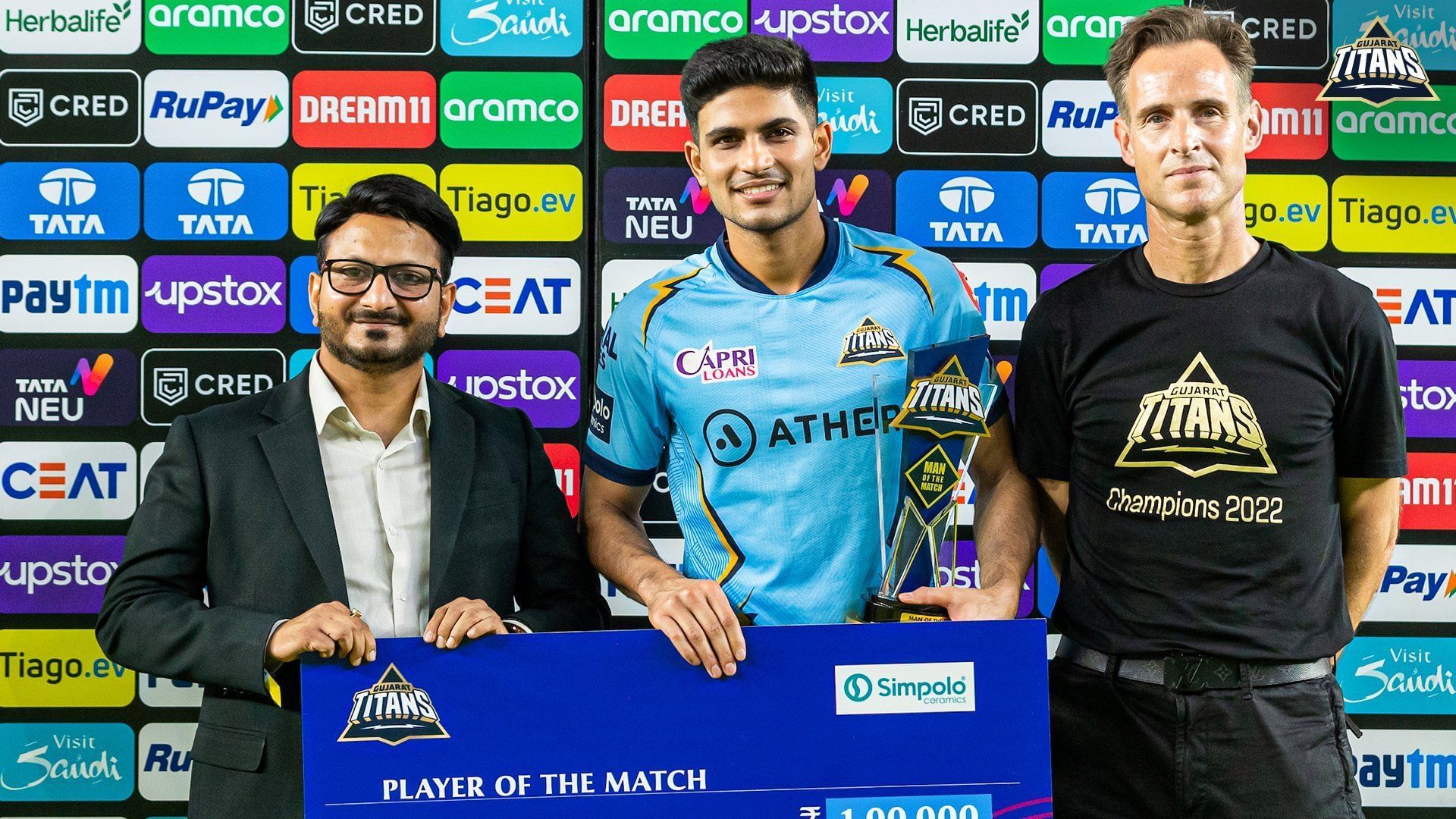 Shubman Gill receiving an award (Image Courtesy: Twitter/Gujarat Titans)