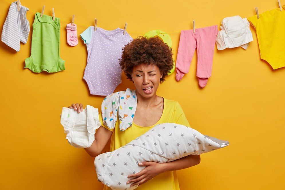 remedies for Postpartum Body Odor (Image via freepik/wayhomestudio)
