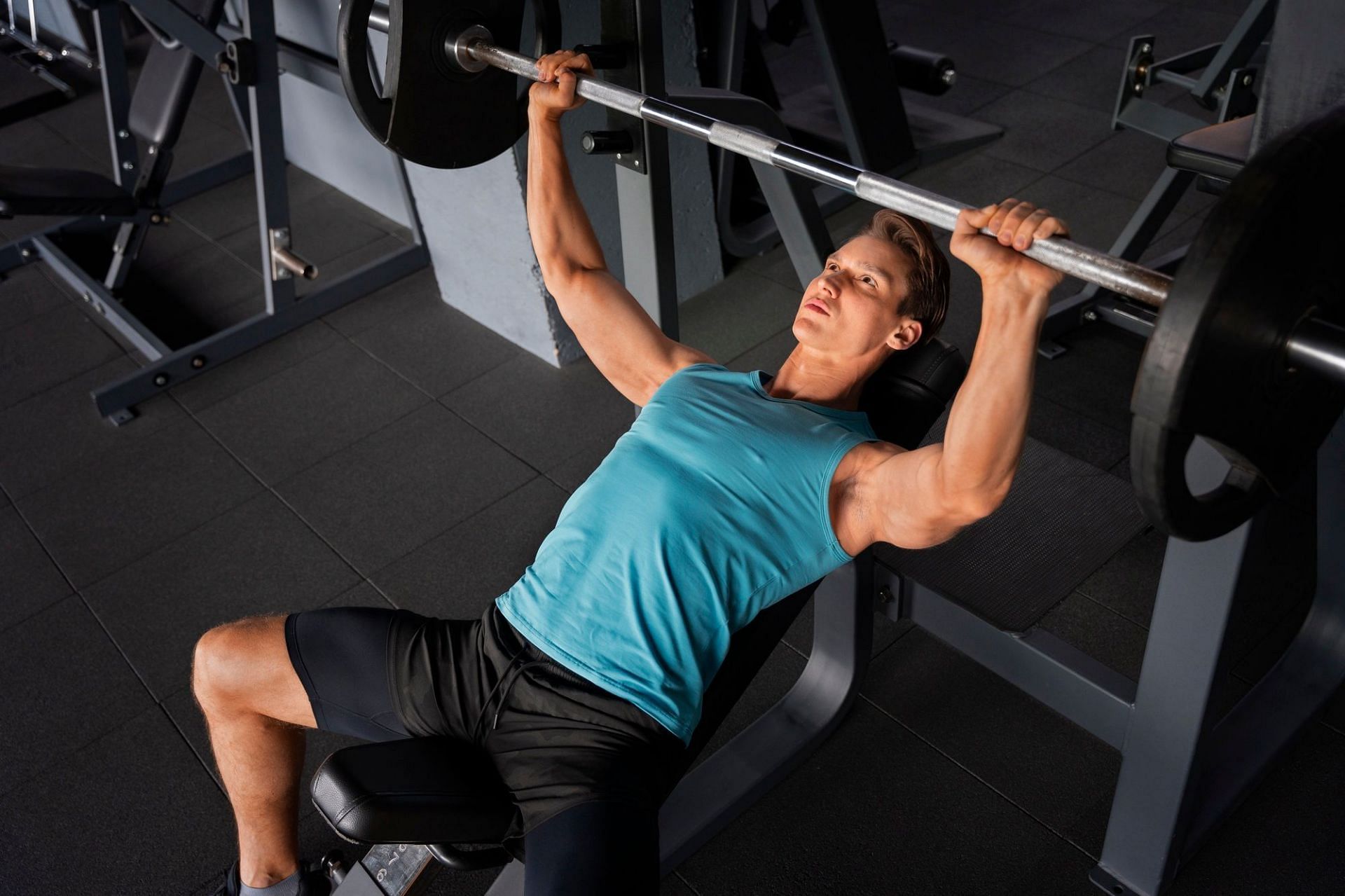 Include the Jm press for an explosive tricep head workout. (Image via Freepik)