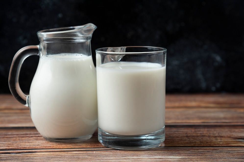 Amazing Benefits of Raw Milk (Image via freepik/azerbaijan stock)