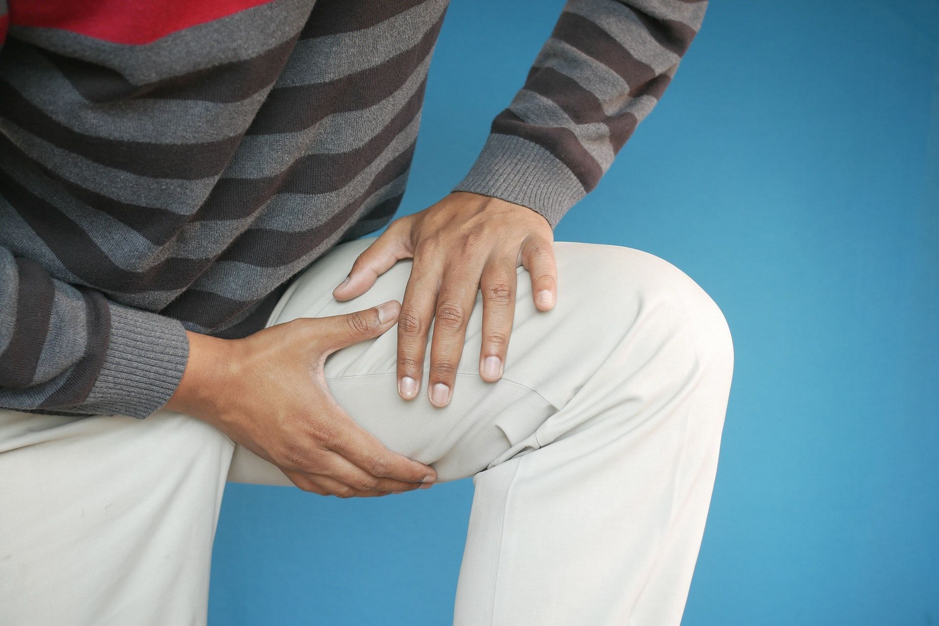 Hip pain can affect the leg muscles, too. (Photo via Pexels/Towfiqu barbhuiya)
