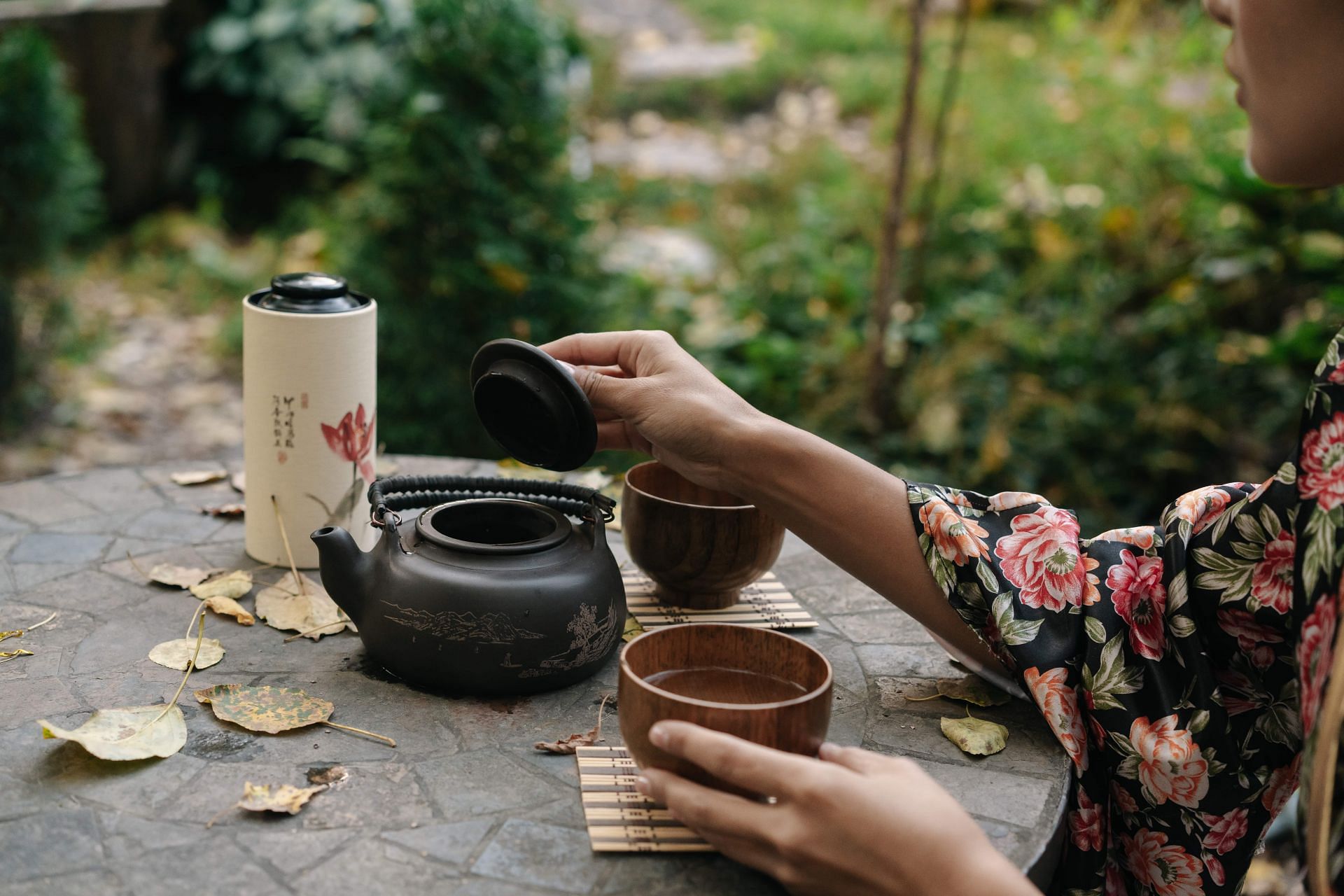 Japanese hojicha tea (image via pexels / mikhail nilov)
