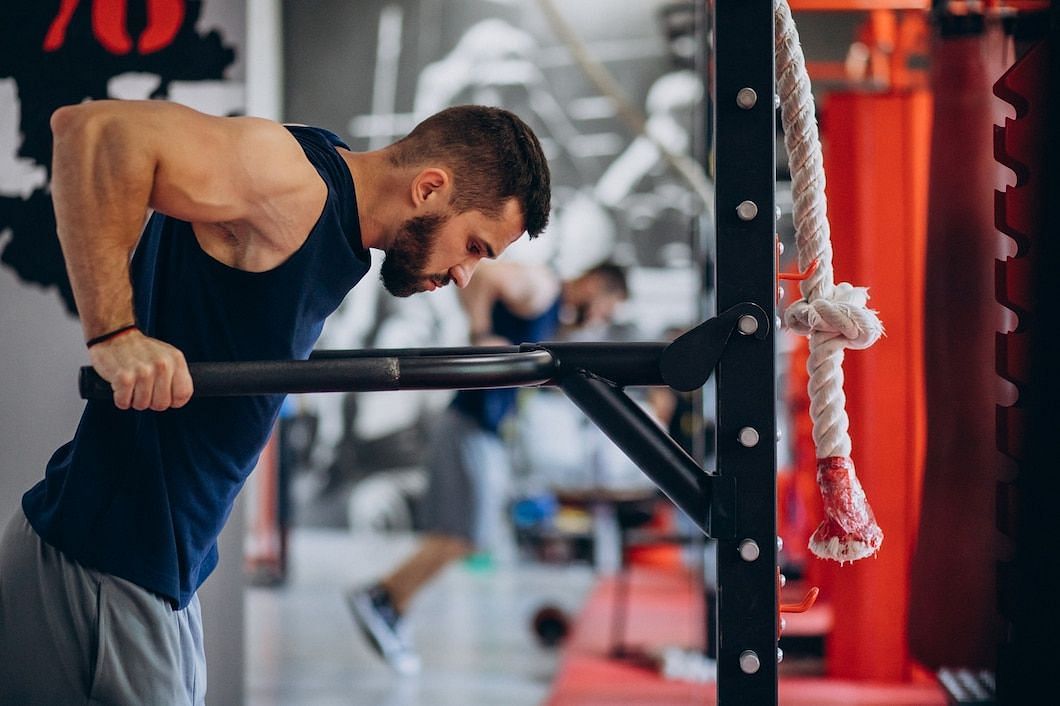 Tricep dip machine targets triceps, deltoids, and pecs. (image via Freepik/Senivpetro)