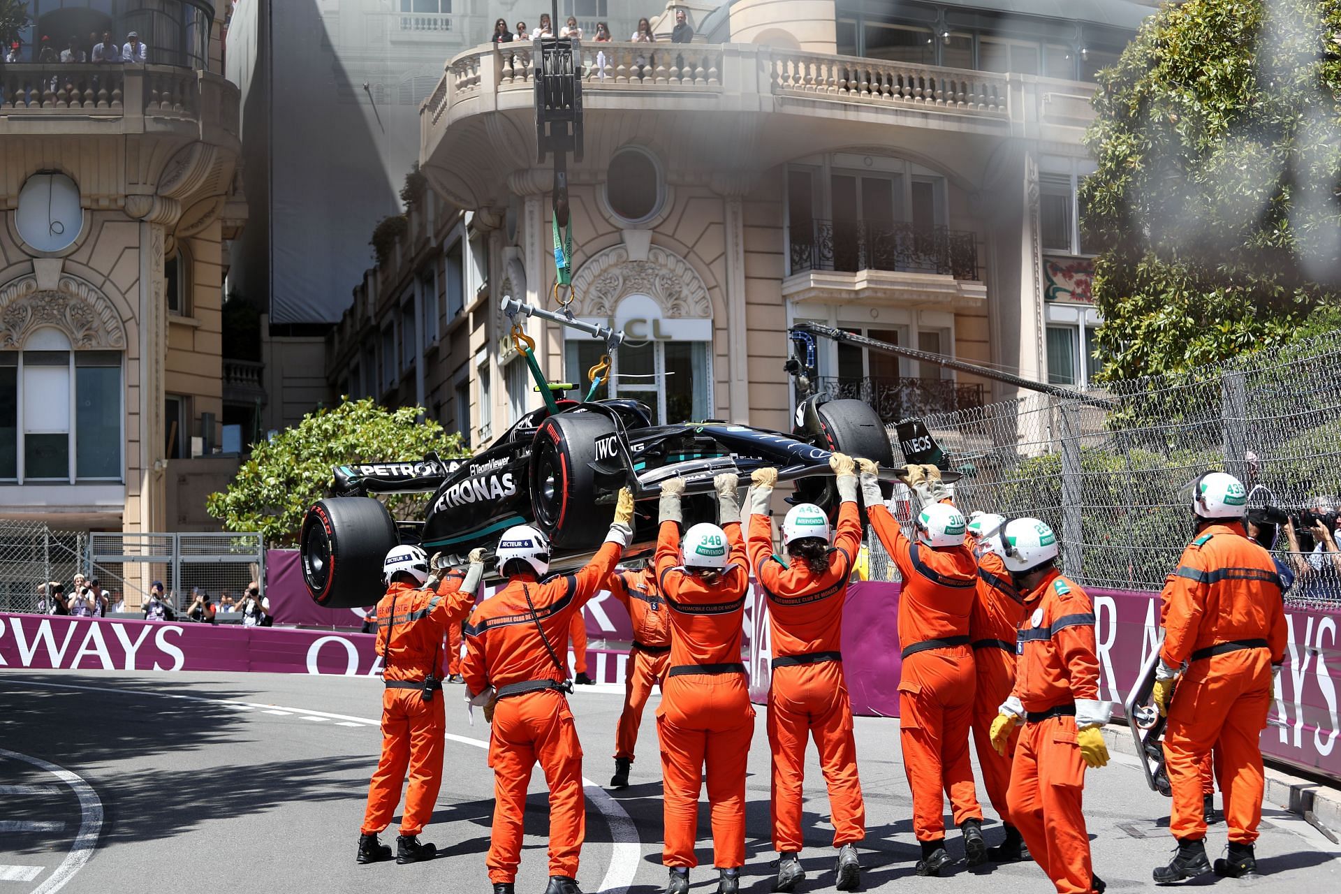 Lewis Hamilton&#039;s car being lifted off after the crash in FP3 (Photo by Peter Fox/Getty Images)