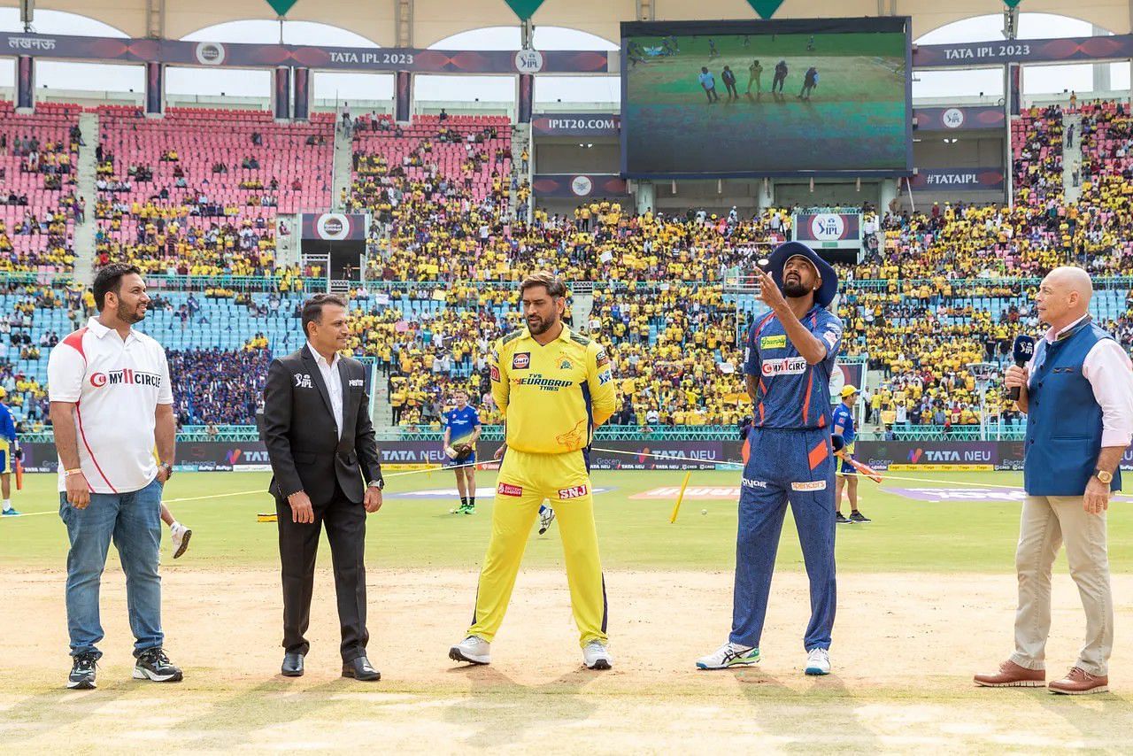 MS Dhoni and Krunal Pandya at the toss [IPLT20]