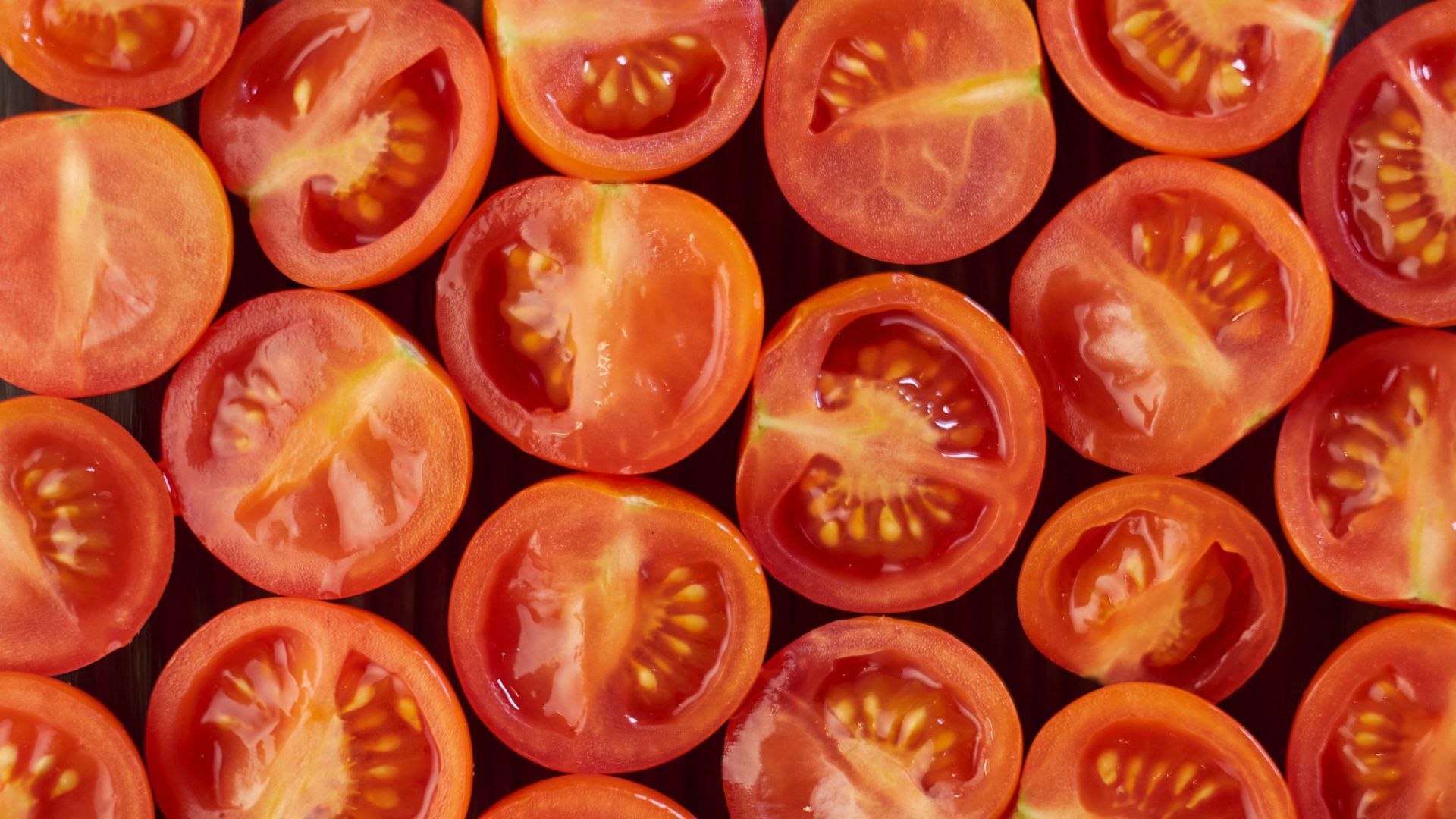 10 Surprising Health Benefits of Tomatoes (Image via Pexels)