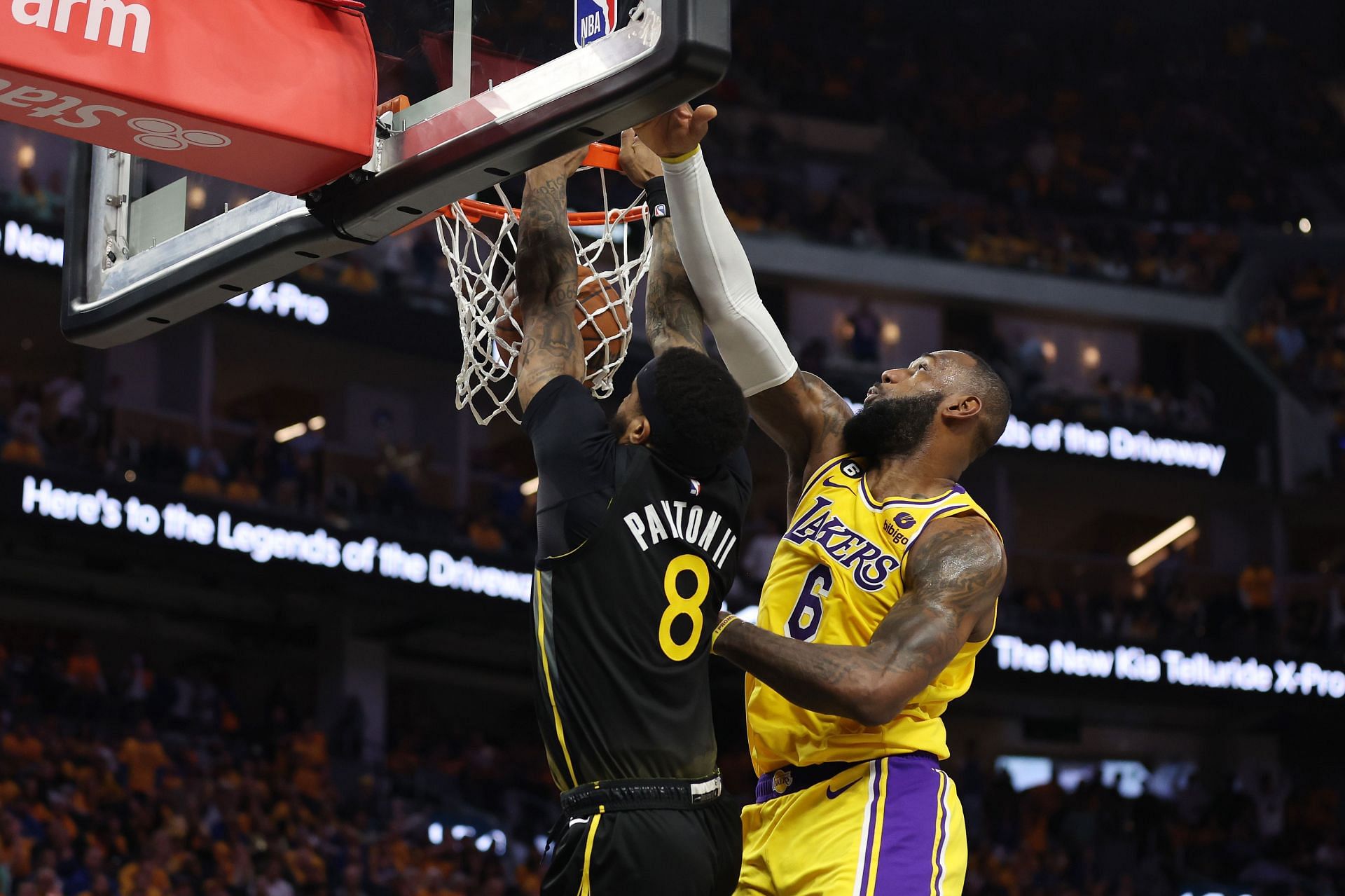 LeBron James steals the show with two big dunks in Lakers win over Bulls