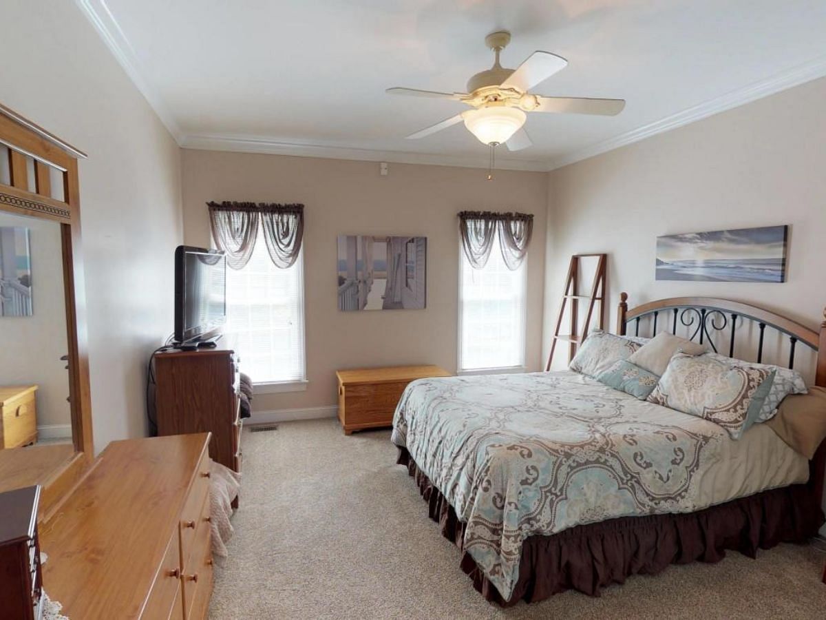 One of the four bedrooms in the house (Image via Multiple Listing Service/MLS)