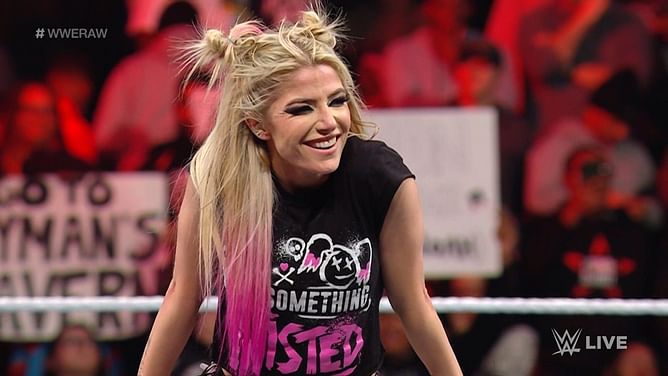 [PHOTO] Pregnant Alexa Bliss shows off baby bump