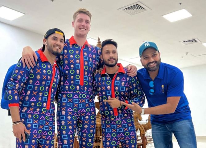 "Jumpsuit’s back, alright!"- Rohit Sharma poses with his MI teammates
