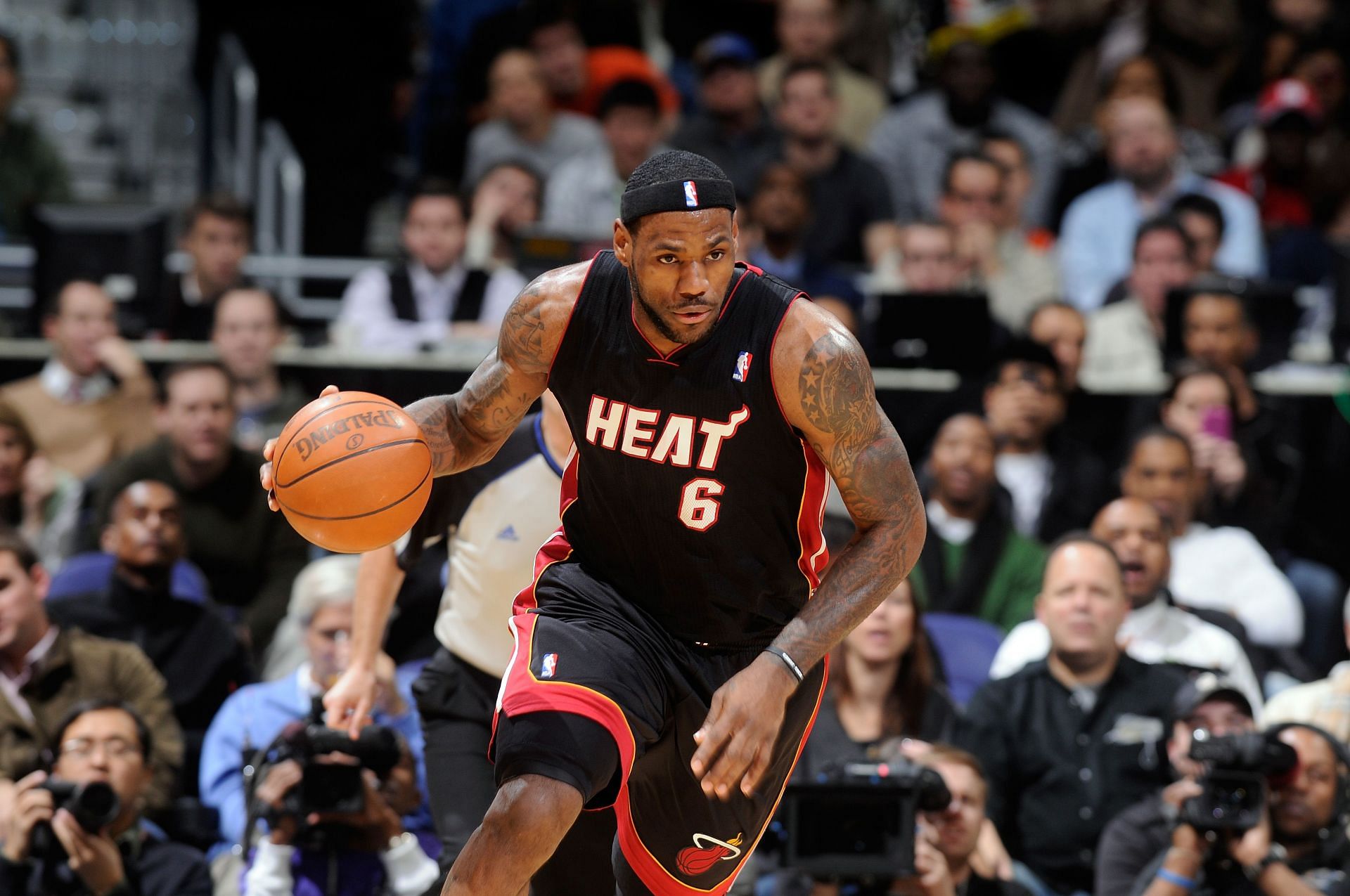 LeBron did not wear an arm sleeve in the first half of his career (Image via Getty Images)