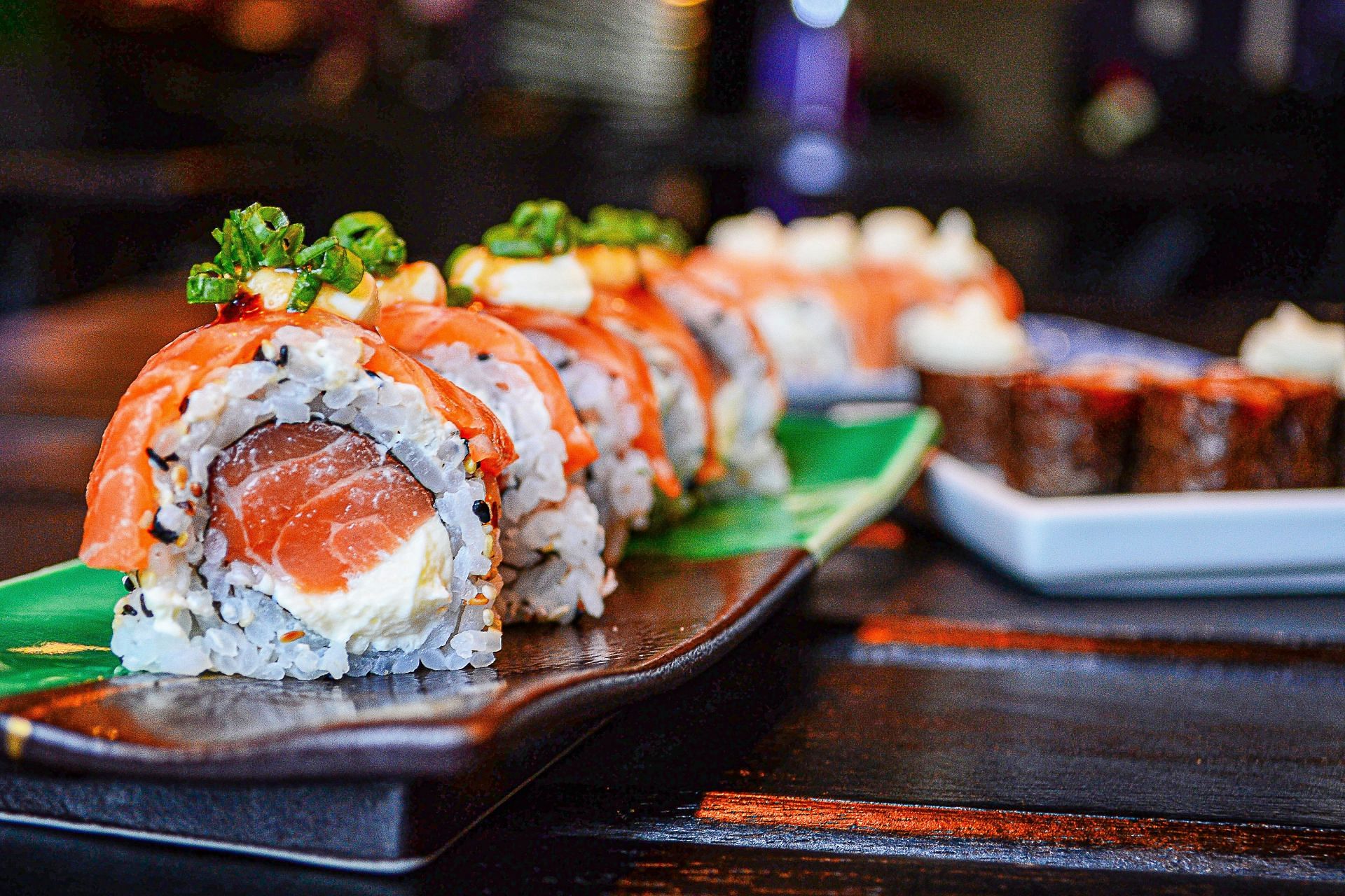 Is sushi good for weight loss? The nutritional profile says yes (Image via Unsplash/Vinicius Benedit)