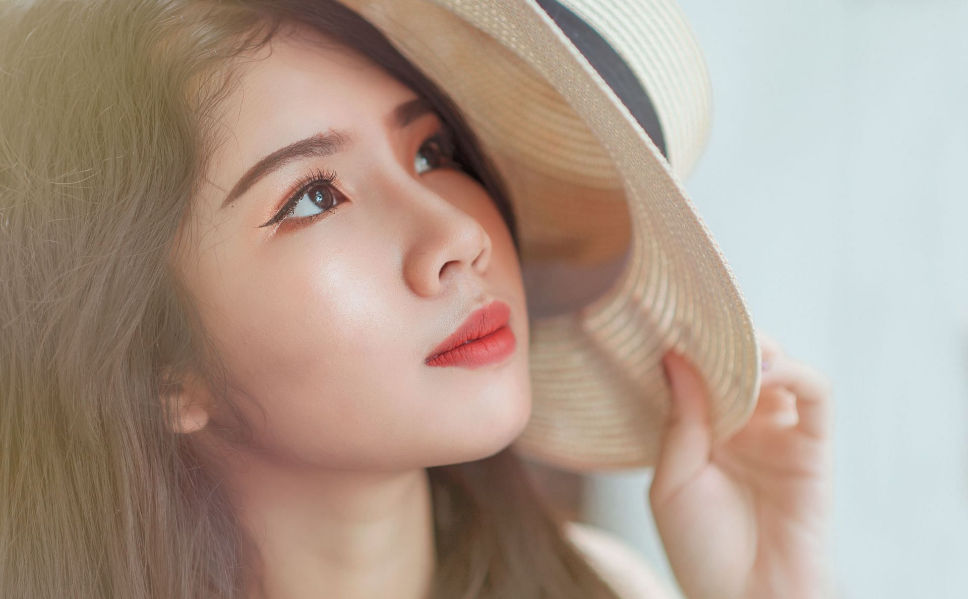 Many people could have uneven skin tones due to pigmentation or sun exposure. (Image via Pexels/ Min An)